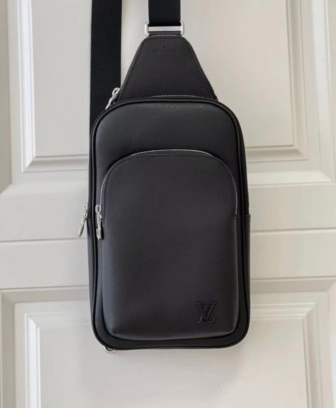 LV Avenue Slingbag NM Taiga Leather กระเป๋าสะพาย/คาดอก หนังไทก้าสวยคลาสสิก สง่างามตลอดกาล มีไว้ไม่มีเอาท์ ท่านชายควรมีมากค่ะ เกรดท็อป ออริ เทียบแท้ 1:1 เกรดดีสุด