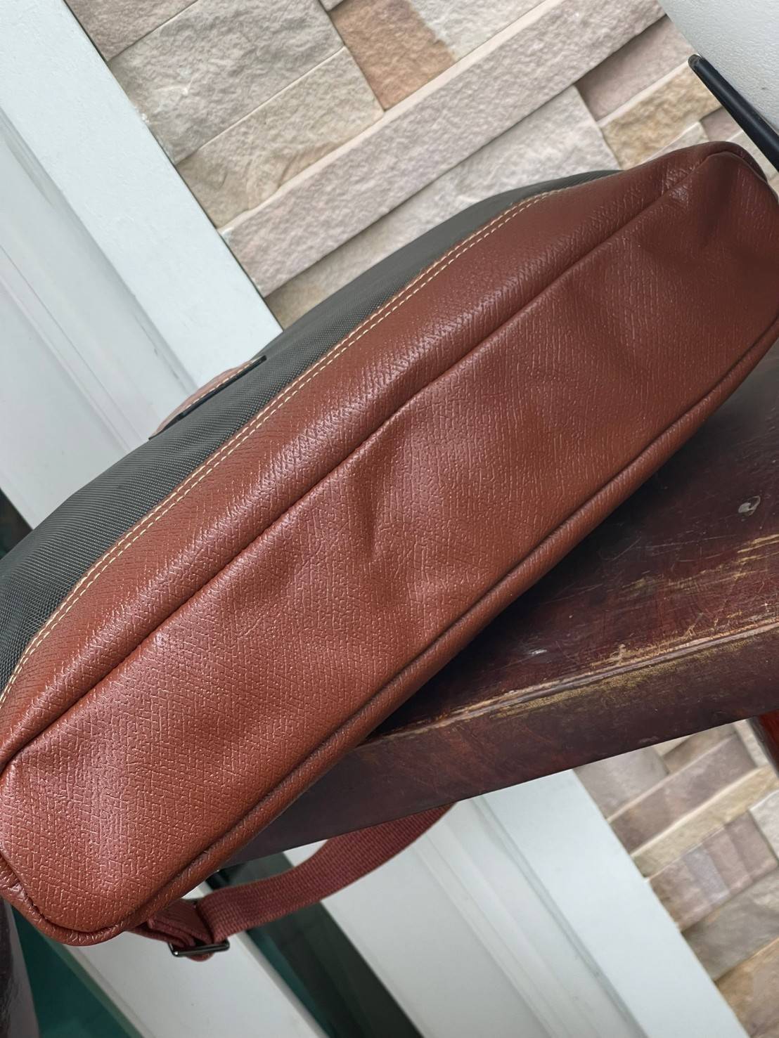 LONGCHAMP BOXFORD TRAVEL BAG M กระเป๋าเดินทางขนาดกลาง มาพร้อมสายสะพายที่สามารถถอดได้ ให้คุณเลือกสะพายไหล่หรือถือได้ มีซิปรูดเปิดปิดกระเป๋าที่ให้คุณมั่นใจได้ว่าคุณจัดเก็บไอเท็มของคุณได้อย่างมิดชิด บ็อคฟอร์ด (BOXFORD) สะท้อนความเป็นเอกลักษณ์ของแบรนด์ที่เปี่