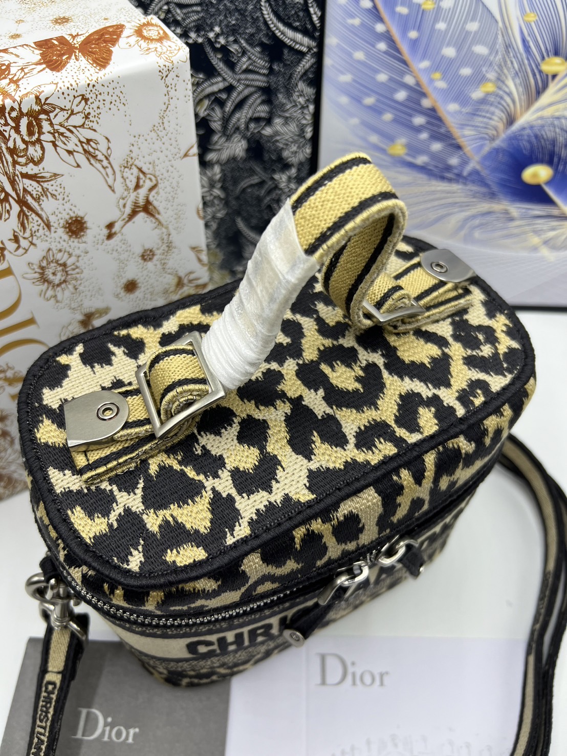 18cm Small DiorTravel Vanity Case กระเป๋าใส่เครื่องสำอาง มาพร้อมกับลวดลาย Oblique ปักอย่างประณีตและประดับด้วยสัญลักษณ์ Christian Dior Paris มาพร้อมสายสะพายและหูจับในตัว ปรับเปลี่ยนใช้งานได้ตามสไตล์