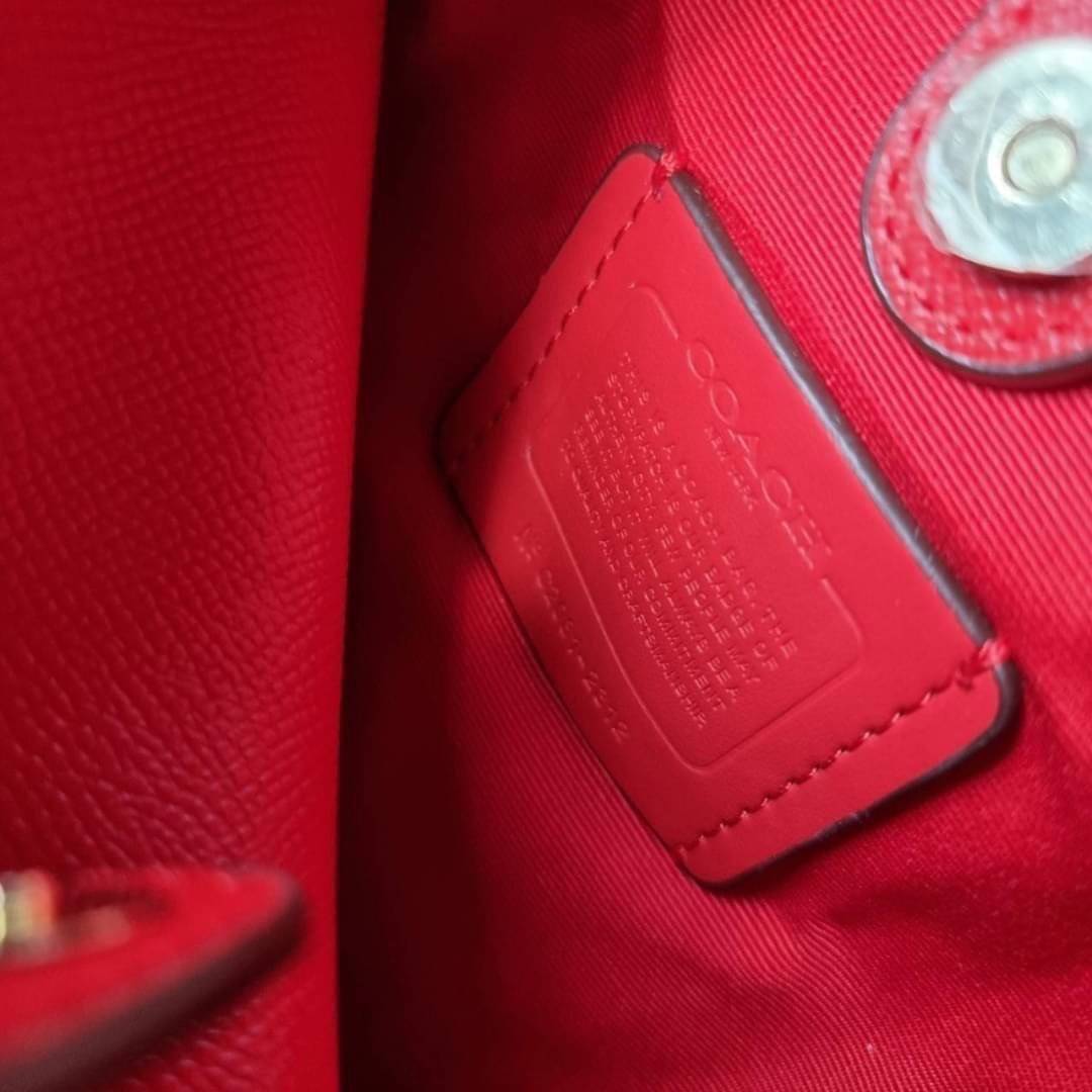 COACH 2312 SMALL TOWN BUCKET BAG IN SIGNATURE CANVAS รุ่นยอดนิยมใบเล็กมาครบสีแล้วจ้า กระเป๋าทรงบัคเก็ต สีผู้ดี๊ผู้ดี ตัวกระเป๋าดีไซน์คลาสสิคลายซี ดูโดดเด่น วัสดุหนังแคนวาสเคลือบลาย สวยคมทุกมุมจริงๆ!! เปิด-ปิดด้วยกระดุมแม่เหล็กทั้ง 2 ฝั่ง ภายในเป็นช่องโล่ง