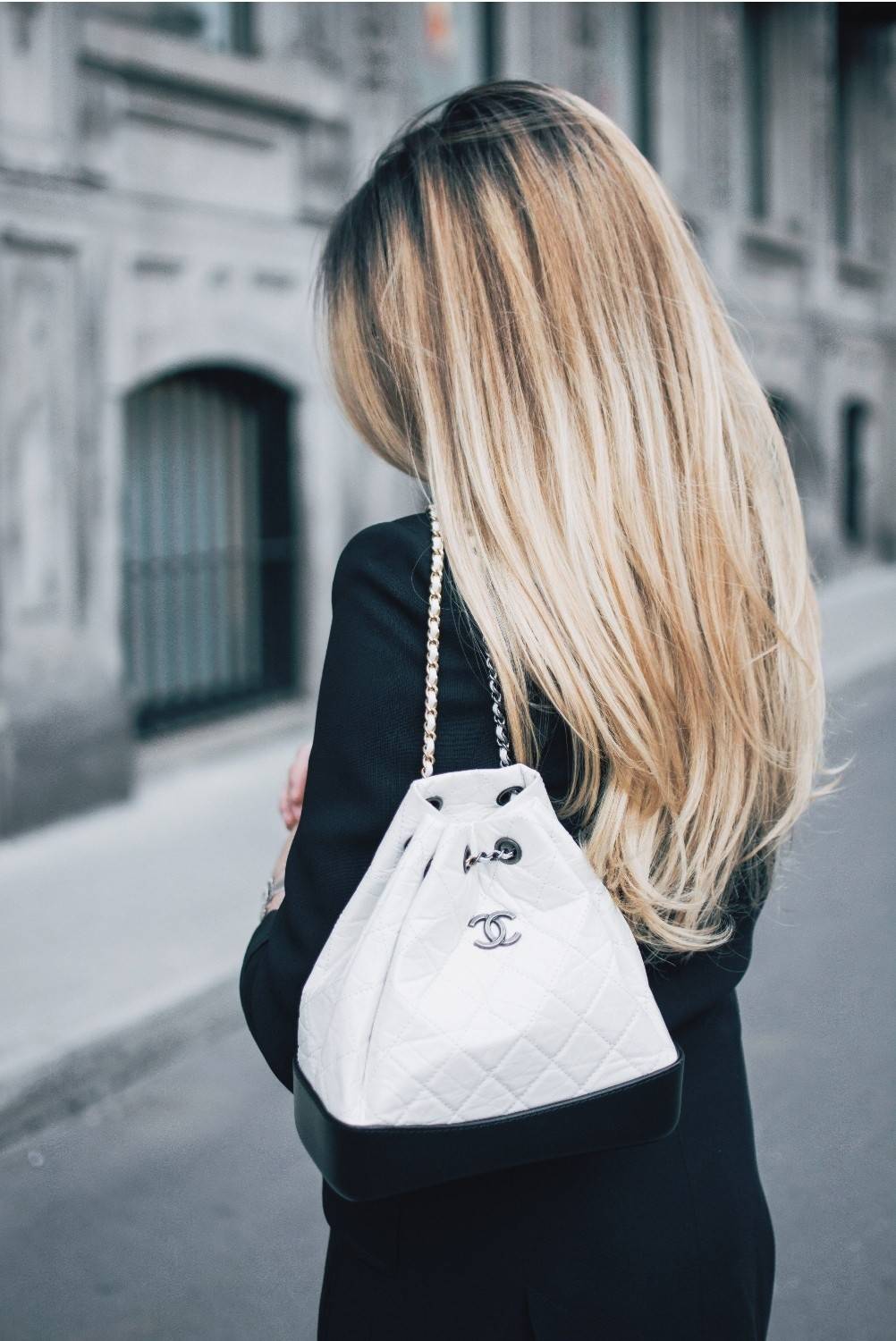 Chanel gabrielle backpack ไอเท็ม best seller กับรุ่นสุดปังในรูปแบบกระเป๋าเป้ ดีไซน์หรูคลาสสิค สายสะพายในตัวรูดปากกระเป๋าเก็บทรงได้ หรือจะรูดด้านหน้ายาวสุด