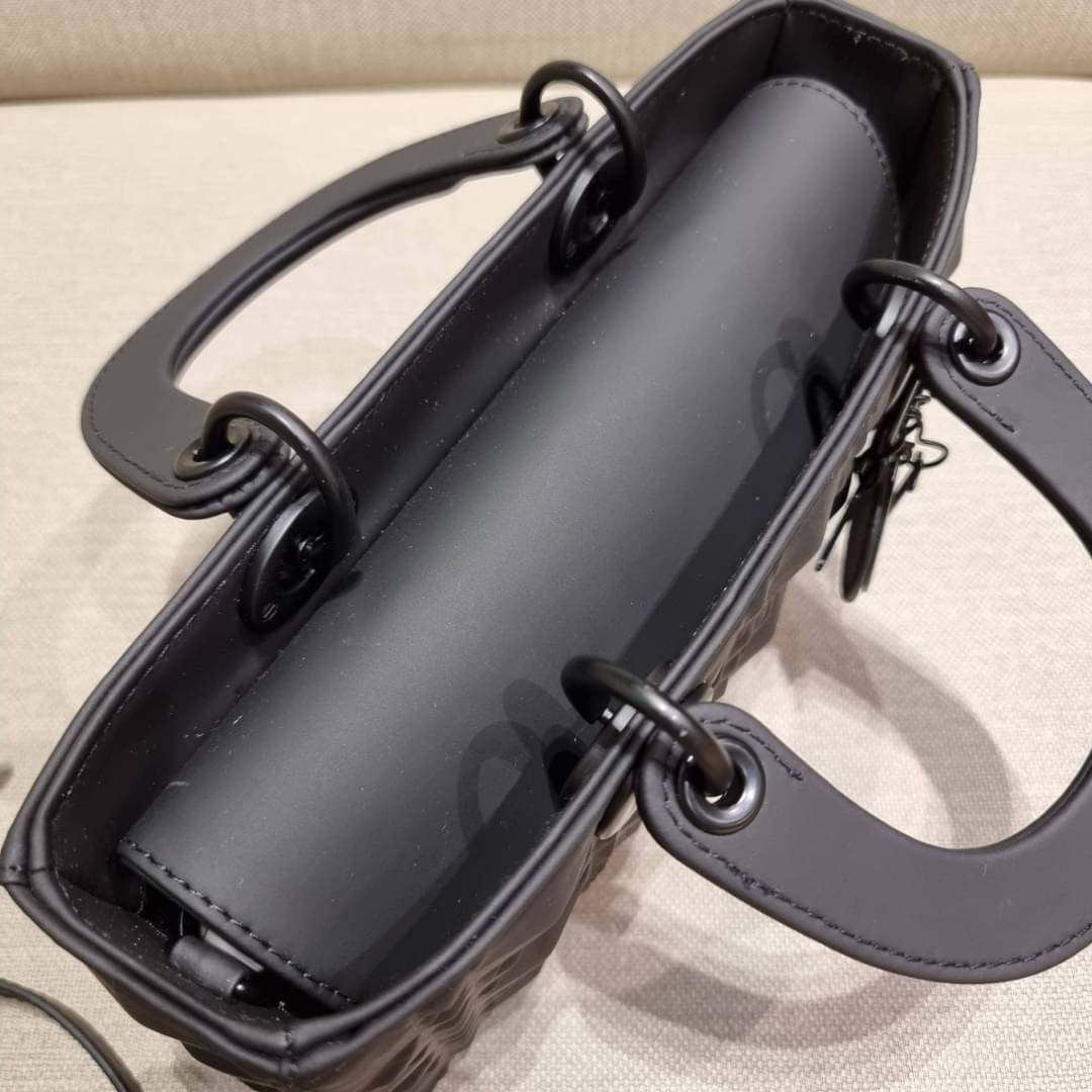 พร้อมส่ง DIOR LADY D-JOY BAG Cannage Calfskin with Diamond Motif / CD LADY D-JOY BAG ดีไซน์ใหม่ อัพเลเวลความหรู กับกระเป๋าสะพายข้างที่รอบนี้ดีไซน์รูปทรงโฉมใหม่ ใช้งานง่ายขึ้น สะดวกใช้มากขึ้น