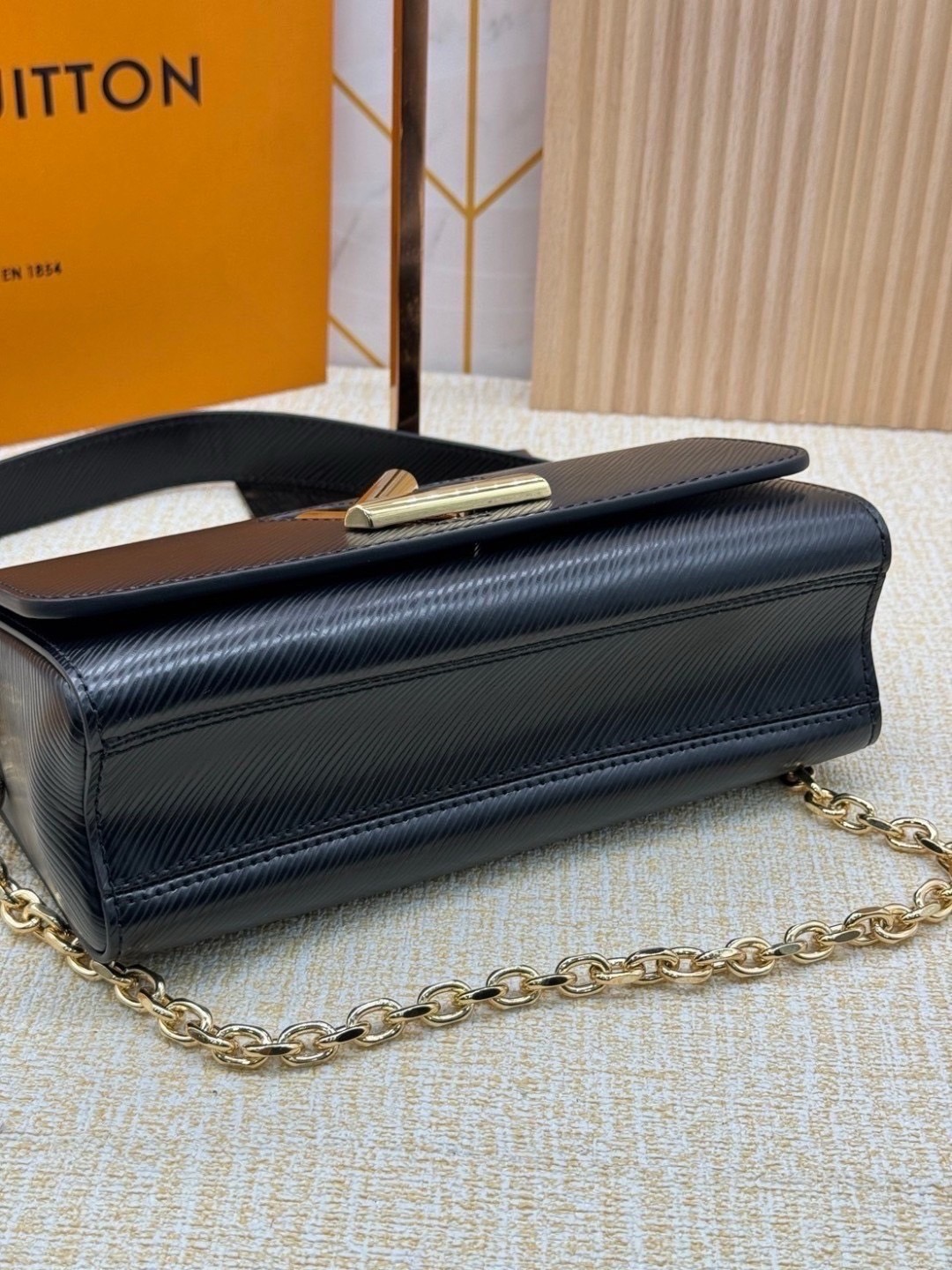 ORI หนังแท้ | LV Twist West Bag กระเป๋าสะพายหนัง Epi ลายเกรน สุดคลาสสิกมาดีไซน์ใหม่ในรูปทรงยาวเผยลุคมีระดับเหนือกาลเวลา ความหรูหราเข้ากับสตรีตสไตล์