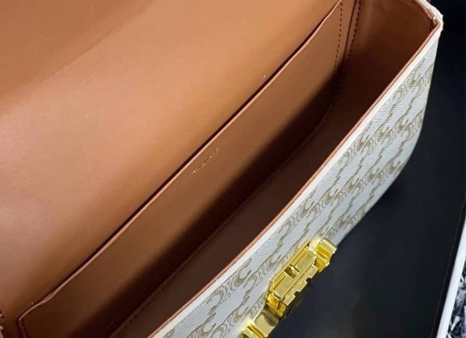 พร้อมส่งที่ไทยแล้วกับ CELINE TRIOMPHE SHOULDER BAG หนังทั้งใบลายสวยหรู ด้านในเปิดด้วยด้วยที่บีบโลโก้อะไหล่ทอง จุของได้กำลังดี ใส่โทรศัพท์ กระเป๋าสตางค์ใบสั้น ของจุกจิกได้ เหมาะกับสาวๆในวัน