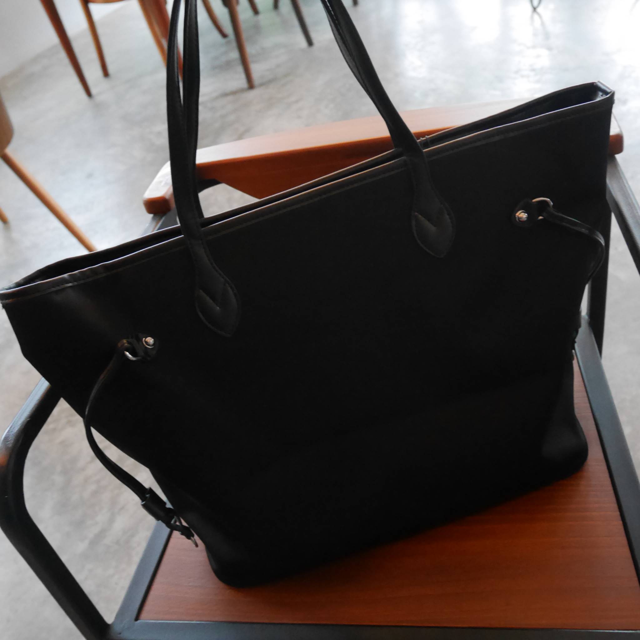 ใบใหญ่ที่สุดในสต้อคไปเลยค้าาา 😲😲 คุ้มจุใจสาวๆค้า ใบนี้ Must Have item! กระเป๋าสะพายทรง TOTE ใบใหญ่ จากพรีเมี่ยมกิ้ฟท์เคาเตอร์แบรนด์ PRADA เปิดปิดด้วยซิป สะพายไหล่ได้ ไม่ติด จุคุ้มมากสุดๆค่ะ ใส่เสื้อผ้า 1-2 วันได้สบาย ด้านข้างสามารถปรับได้ส