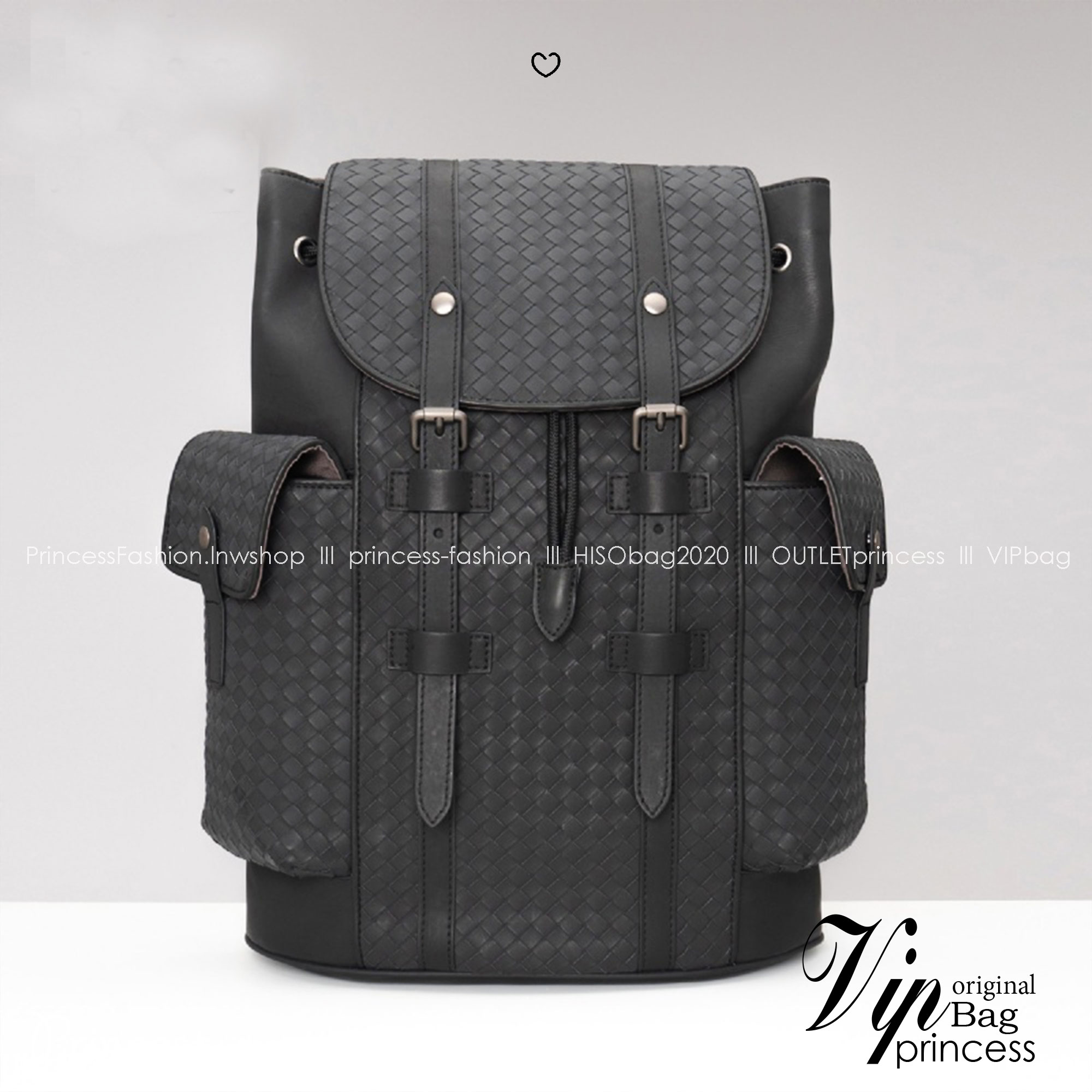 Bottega Veneta Shadow Signature Flap Backpack กระเป๋าเป้ โดดเด่นด้วยงานสานตารางสวยคลาสสิคเรียบหรูเป็นเอกลักษณ์ ดีไซน์เรียบง่าย แต่ดูแพง กิมมิคที่ใครๆก็อยากเป็นเจ้าของ