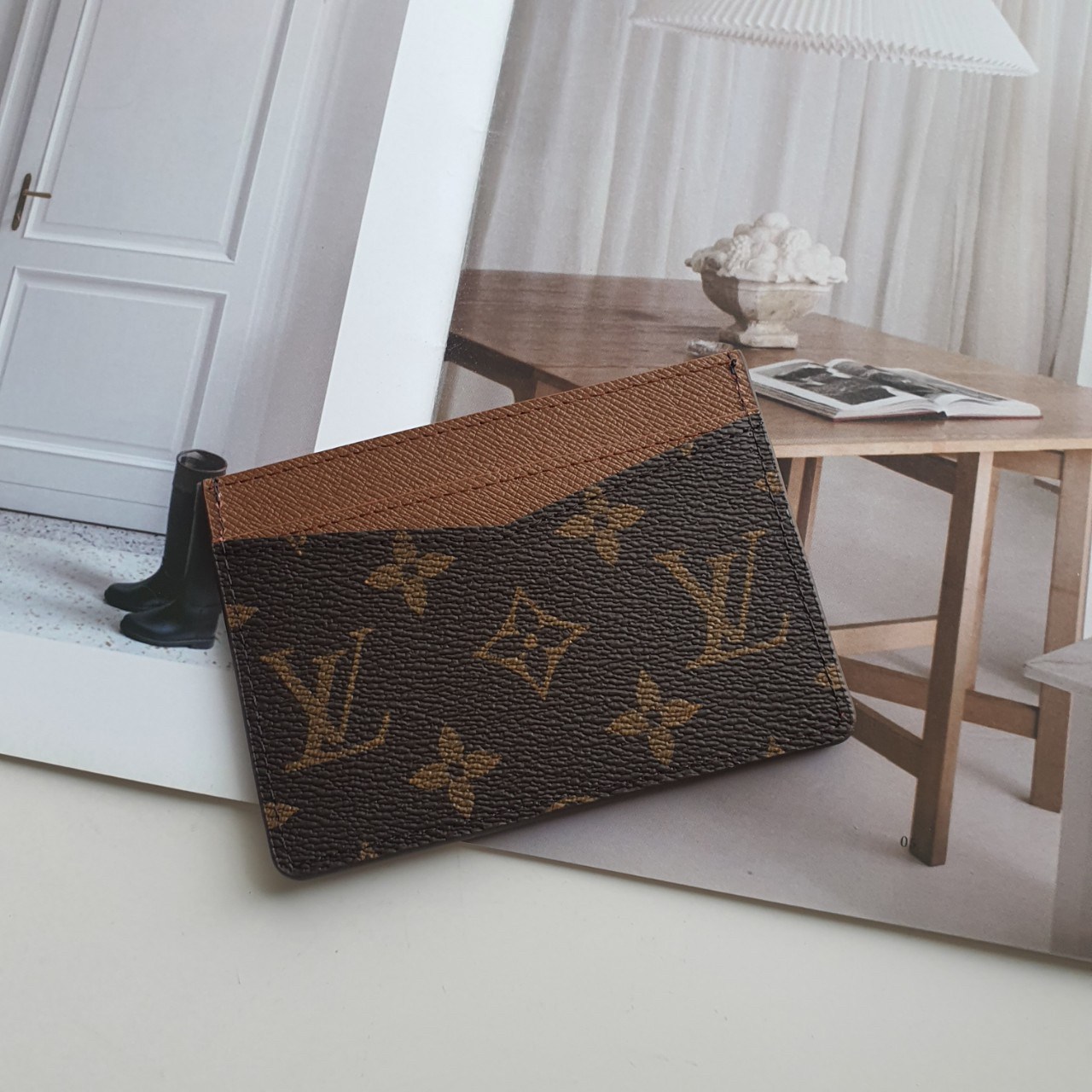 งานหรูเว่อวัง LOUIS VUITTON CARD HOLDER (GWP) 💳 ที่ใส่บัตร จากพรีเมี่ยมกิ้ฟแบรนด์หรู ดีไซน์สวยเก๋ หนังแท้ลายสวยเป็นเอกลักษณ์ ขนาดกำลังดี ใส่บัตรอย่างน้อย 7 ใบ พกพาสะดวก จะซื้อไว้ใส่บัตรใบหรู หรือซื้อให้เป็นของขวัญ ก็ควรค่าที่สุดคะ ห้ามพลาดนะคะ