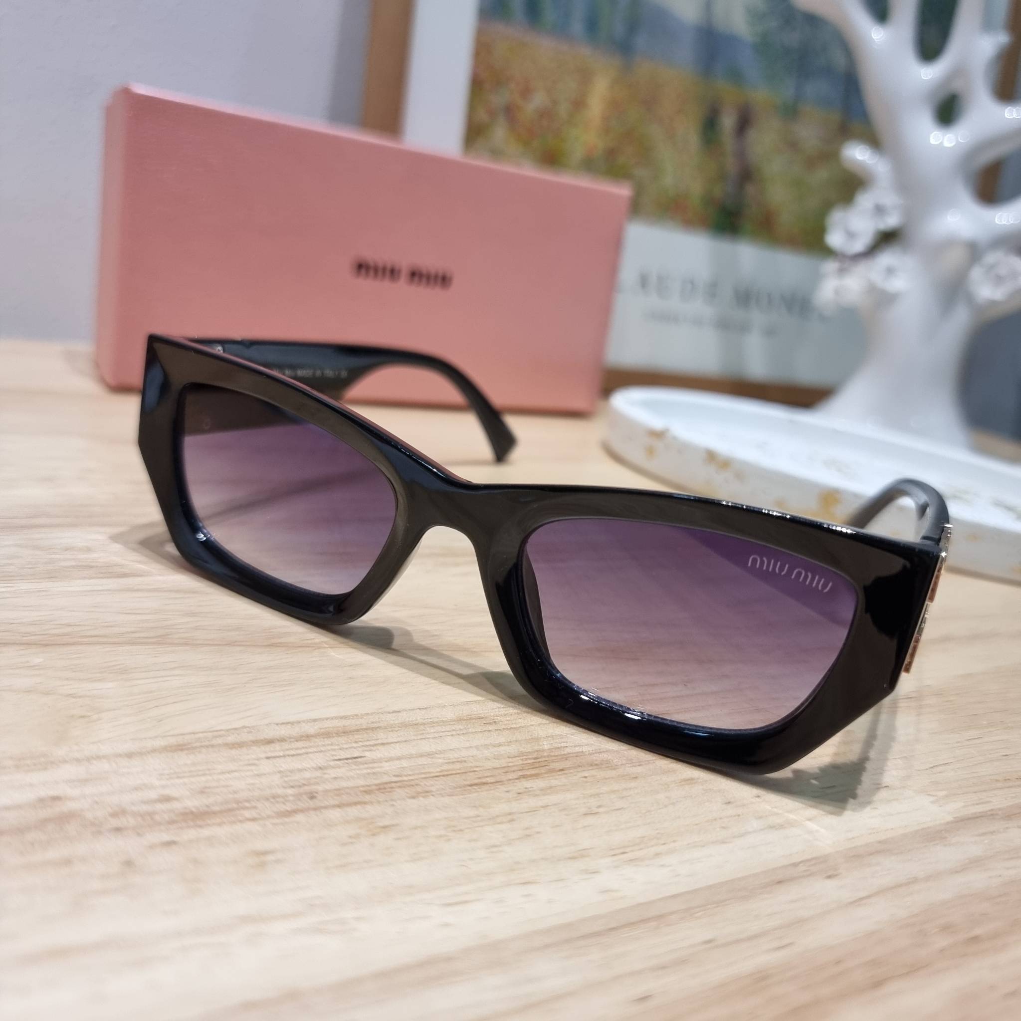 MIU MIU Sunglasses UV protection มาพร้อมอุปกรณ์ครบเซ็ท สวยปัง สวยตะโกน มีพกติดตัวไว้ไม่ตกเทรนด์ ใส่เสริมโหงวเฮ้ง ดูผู้ดี ใช้ได้ทุกโอกาส ทุกสถานการณ์ ใส่ที่บ้านถนอมสายตา ใส่ออกข้างนอกกันแดด กันลม กันฝุ่นก็มั่น ก็เลิศทั้งหมด