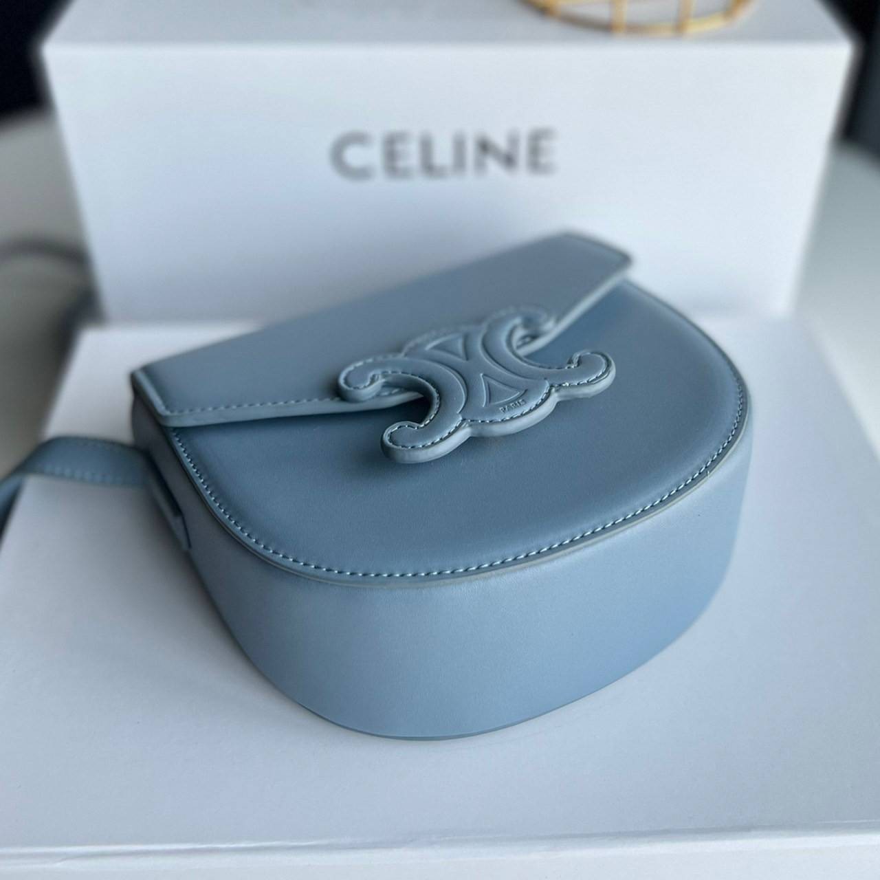 หนังแท้ CELINE BESACE cuir triomphe in Smooth calfskin / CELINE TRIOMPHE CLOSSBODY BAG หนังแท้ทั้งใบสวยหรู แบบใหม่ล่าสุด โลโก้หนังสมูทคลาสิก เหมาะกับสาวๆในวันที่อยากครอสบอดี้ชิลๆ ห้ามพลาดค่ะ!