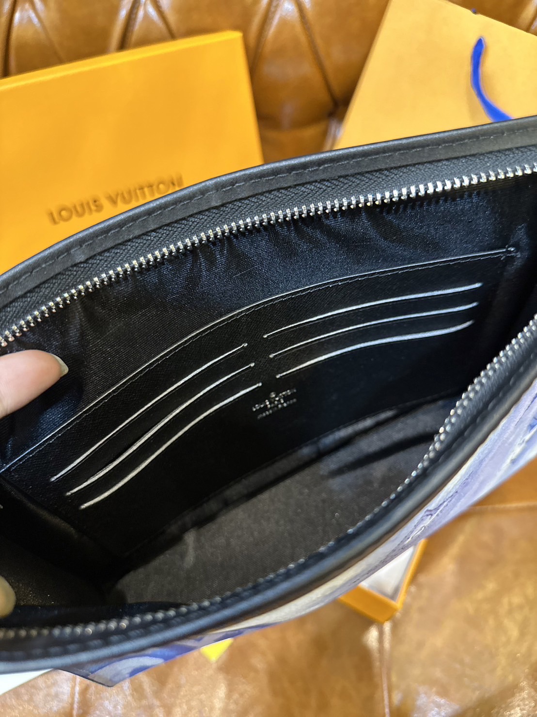 พร้อมส่ง 15 แบบ LV Pochette Voyage MM / LV Clutch กระเป๋าถือทรงคลัช ทรงพอช เกรดออริ สลับแท้ 1:1 ใช้ต่างประเทศได้ ใช้ได้ทั้งชายหญิง