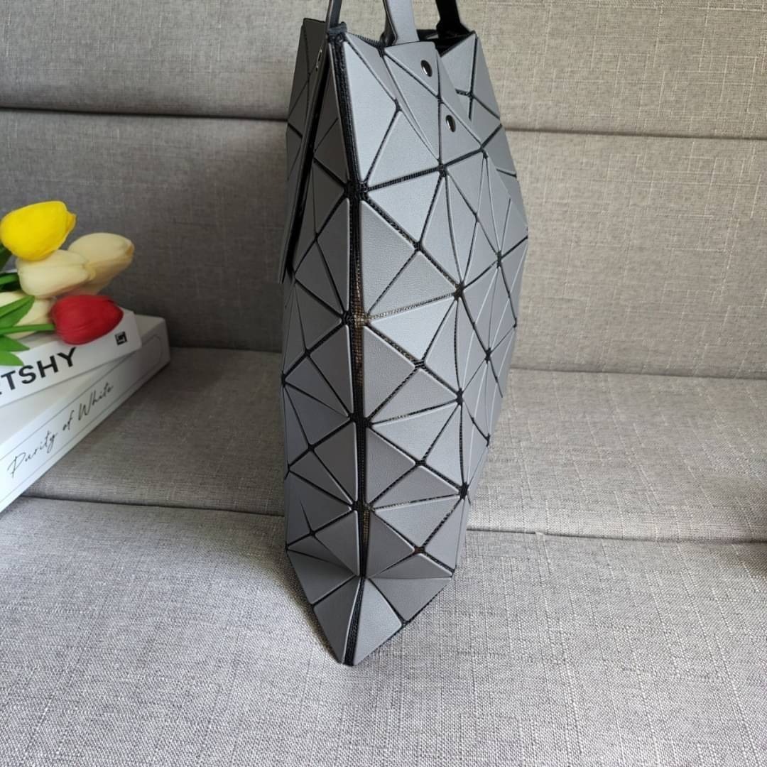 BAO BAO ISSEY MIYAKE LUCENT ONE-TONE กระเป๋า Bao Bao จากแบรนด์ดัง Issey Miyake แบรนด์แฟชั่นจากประเทศญี่ปุ่น ซึ่งมีสินค้ามากมายไม่ว่าจะเป็นเสื้อผ้า นาฬิกา น้ำหอม และที่ขาดไม่ได้นั่นก็คือ กระเป๋า Bao Bao ที่มีความพิเศษในเรื่องของวัสดุและดีไซน์ที่ครองใจสถาปน