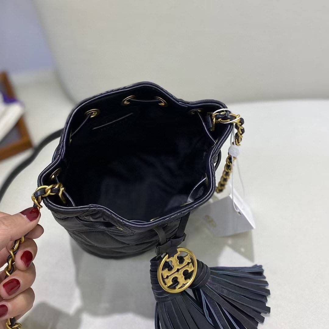Tory Burch Fleming Soft Mini Bucket Bag กระเป๋าทรงขนมจีบขนาดมินิรุ่น Fleming ที่ตัดเย็บจากหนังแท้