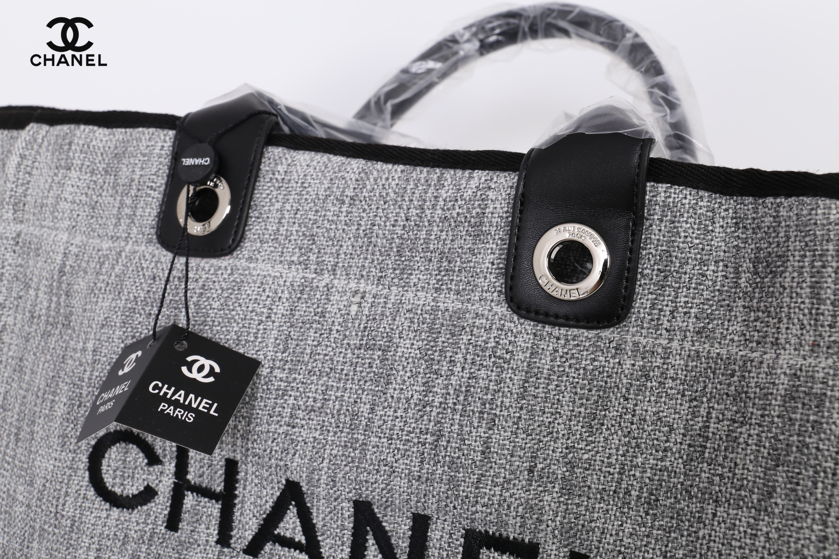 Chanel Tote canvas premium gift จากแบรนด์ Chanel กระเป๋าสะพาย Chanel Tote canvas โลโก้ปัก กระเป๋า ทรง Tote ผ้า canvas เนื้อหนาอย่างดี มีซับใน ด้านหน้าปักโลโก้แบรนด์หรู **จุดเด่นที่ หูจับมี 2 แบบคือ แบบสายหนัง และ โซ่ สามารถ สะพายไหล่ได้คะ ใบใหญุจุของคุ้ม