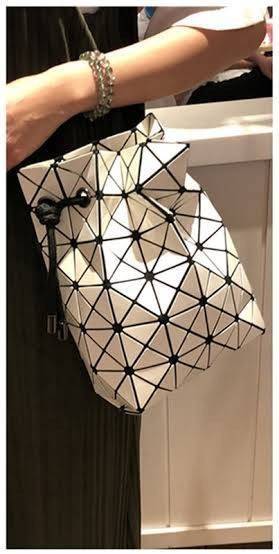 Baobao Issey Miyake Wring Small Bag กระเป๋าสะพายครอสบอดี้พร้อมสายรูดเปิดปิด สามารถปรับความยาวของสายได้ตามสไตล์ความชื่นชอบ ด้วยดีไซน์ทรงน่ารัก เหมาะสำหรับให้สาวๆหยิบใช้ในวันสบายๆ แต่เต็มเปี่ยมไปด้วยความคล่องแคล่ว ไฮไลต์ของซีซั่นนี้คือกระเป๋าที่มาพร้อมกับเช