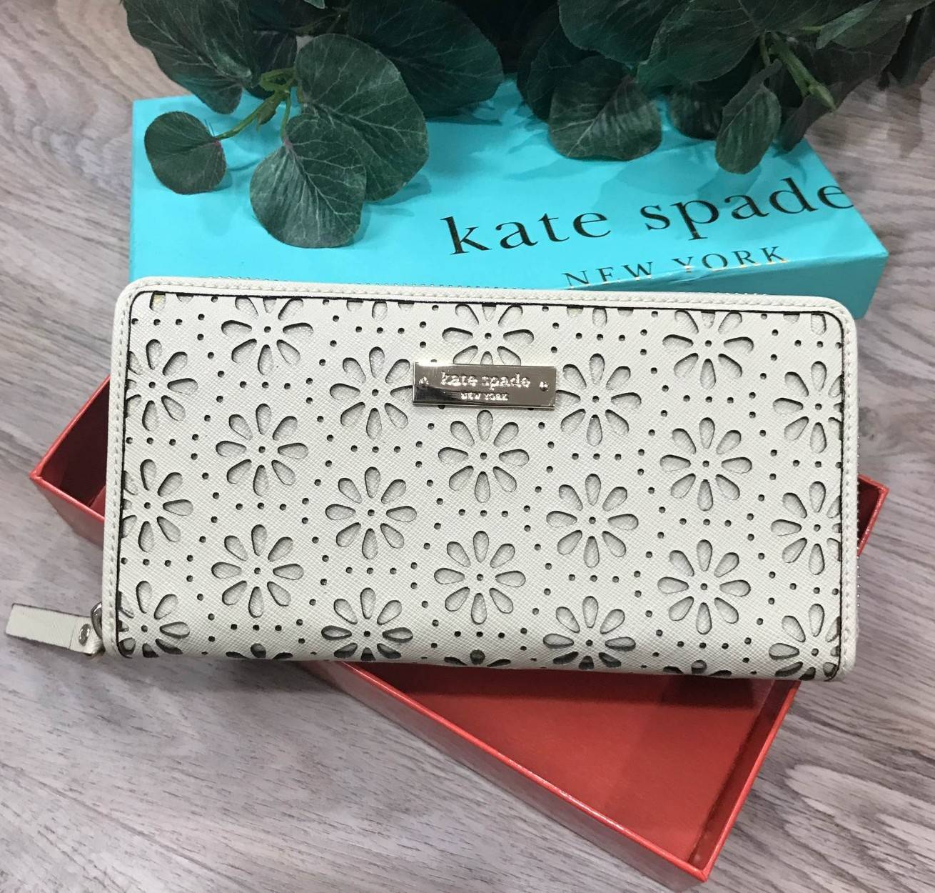 KATE SPADE NEW YORK WOMEN'S ZIPS WALLET New arrival ! กระเป๋าสตางค์ใบยาวหนัง Saffiano ฉลุลายดอกไม้ดูมีดีเทล ด้านหน้าประดับโลโก้แบรนด์ อะไหล่ทอง เปิดปิดด้วยซิป ภายในมีช่องซิป ช่องใส่ธนบัตร และช่องใส่บัตรหลายช่อง ใส่เหรียญ บัตร แบงก์พันมือถือ iphone ได