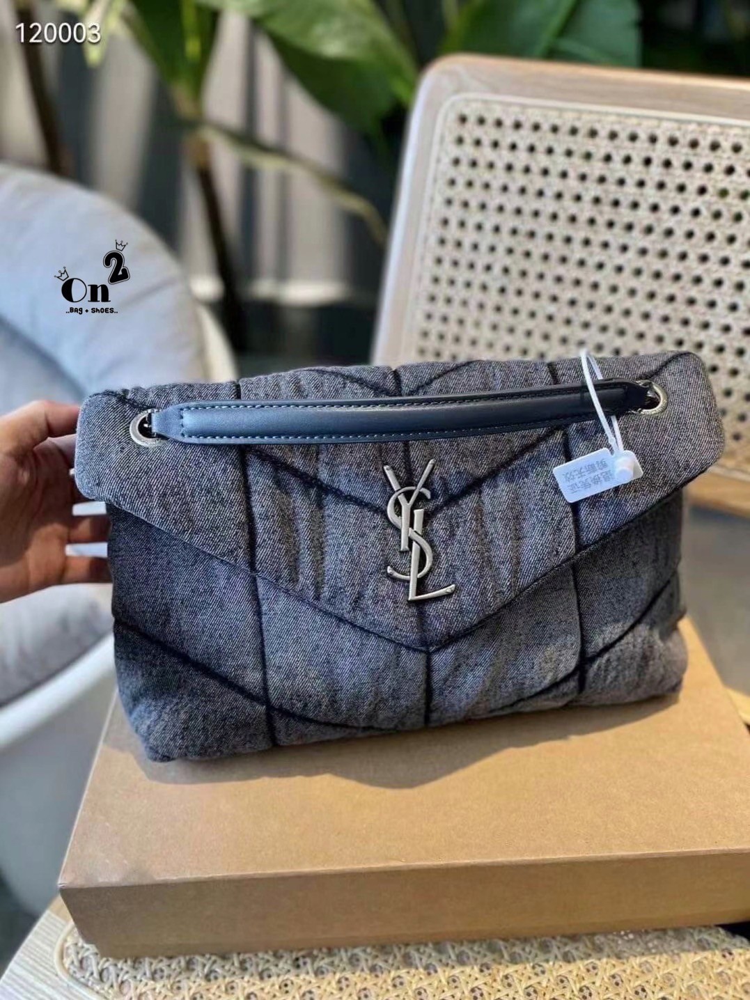 YSL SAINT LAURENT Loulou Danim Shoulder Bagblue bag กระเป๋าสะพายผ้ายีนส์เดนิมควิลท์ อะไหล่ทอง สีตัดกันสวยมากค่ะ รอบนี้มา 2สี โทนยีนส์ดำ และฟ้า สวยเท่ๆ ไปเลยค่า งานดูดีมีระดับ ชนช็อป ปั้มทุกจุดเป๊ะมากก สายสามารถดึงสั้นยาวได้ค่ะ