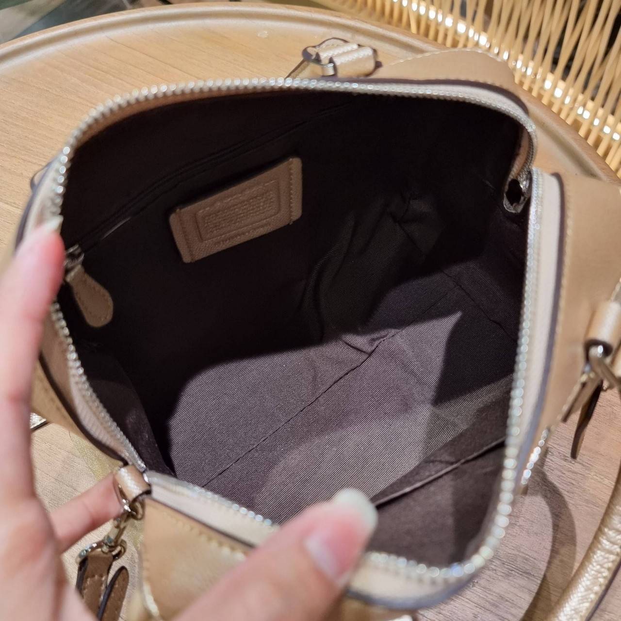 COACH F32203 MINI BENNETT SATCHEL IN SIGNATURE CANVAS กลับมาอีกครั้ง!! กับกระเป๋าทรงหมอนยอดฮิต 🥳 มีกี่สีก็ขายหมด วัสดุหนังแคนวาสเคลือบลาย ทรงสวยใช้งานได้ทุกโอกาส ภายในโล่งกว้างใส่ของได้เยอะ มีหูจับในตัว และสายสะพาย crossbody ปรับได้ตามตัว ใบนี้ไม่