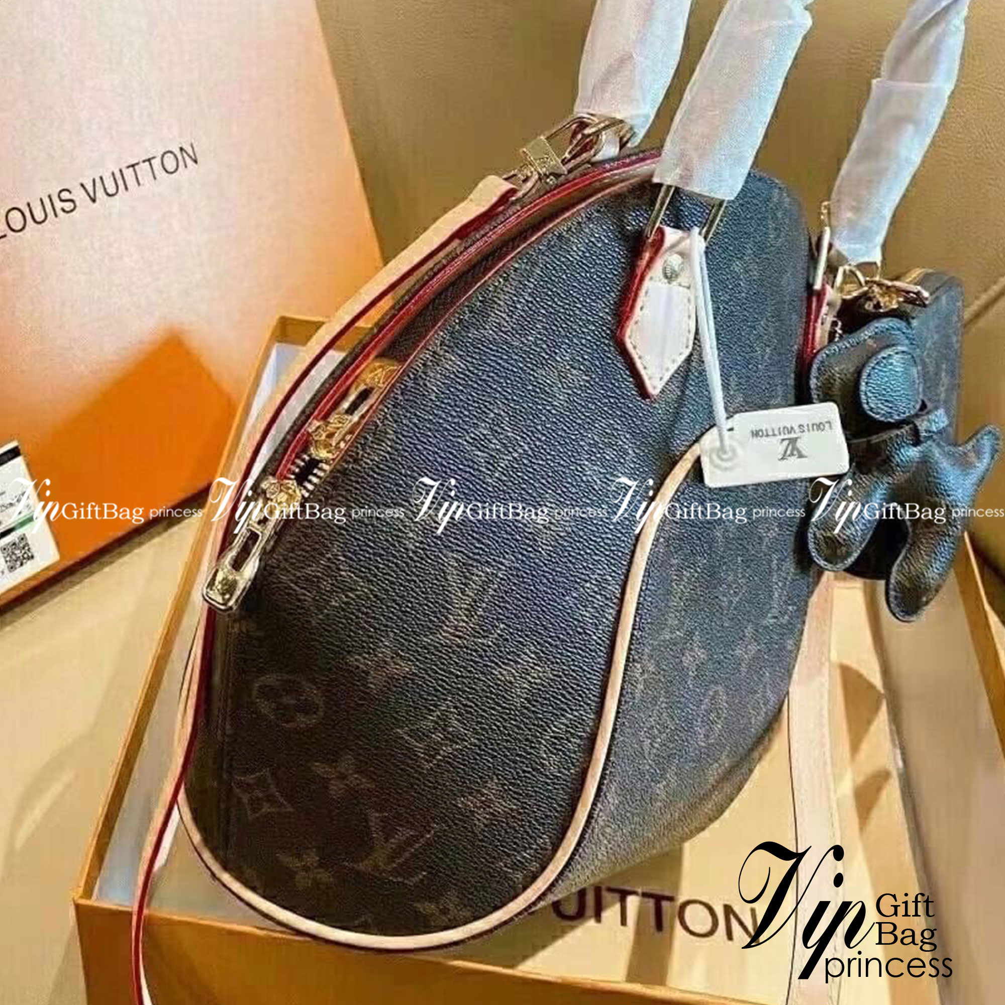 LV Ellipse PM Monogram Canvas Handbag กระเป๋าสะพายทรงหรูหรา มีสไตล์ รูปทรงโค้งแต่งขอบหนัง เป็นเอกลักษณ์ลงตัวสมบูรณ์แบบ ใบจริงสวยมากกกก ได้สวยก่อนใคร ต้องจัดแล้วจ้า พร้อมส่งที่นี่ ที่เดียว!! **พิเศษ แถมกระเป๋าสตางค์ใบเล็ก และตัวห้อยน้องหมา คุ้มสุดๆ เลยค่า