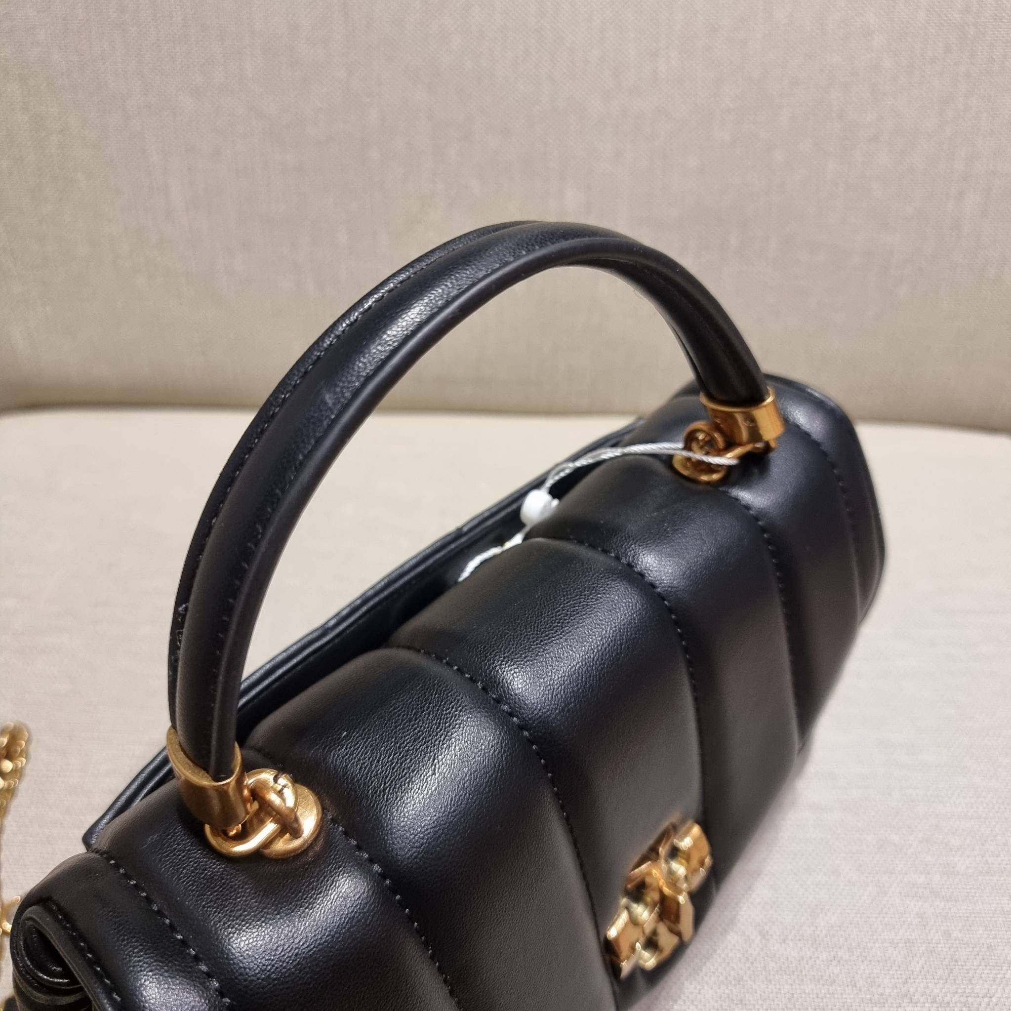 TORY BURCH KIRA QUILTED SMALL SATCHEL มาแล้วด่วนๆ!! กับคอลที่ปังไม่ไหว พร้อมเสิร์ฟสีคลาสสิค กระเป๋าถือ/สะพาย ทรงสวย สะพายคล่องตัว หนังแท้ ดีไซน์บุนวม เส้นคมสวยหรู วัสดุหนังแกะ สัมผัสดีงาม นิ่มมือ เปิด-ปิดด้วยอะไหล่บิดล็อค ภายในเป็นช่องโล่ง มีช่องซิป ใส่ขอ