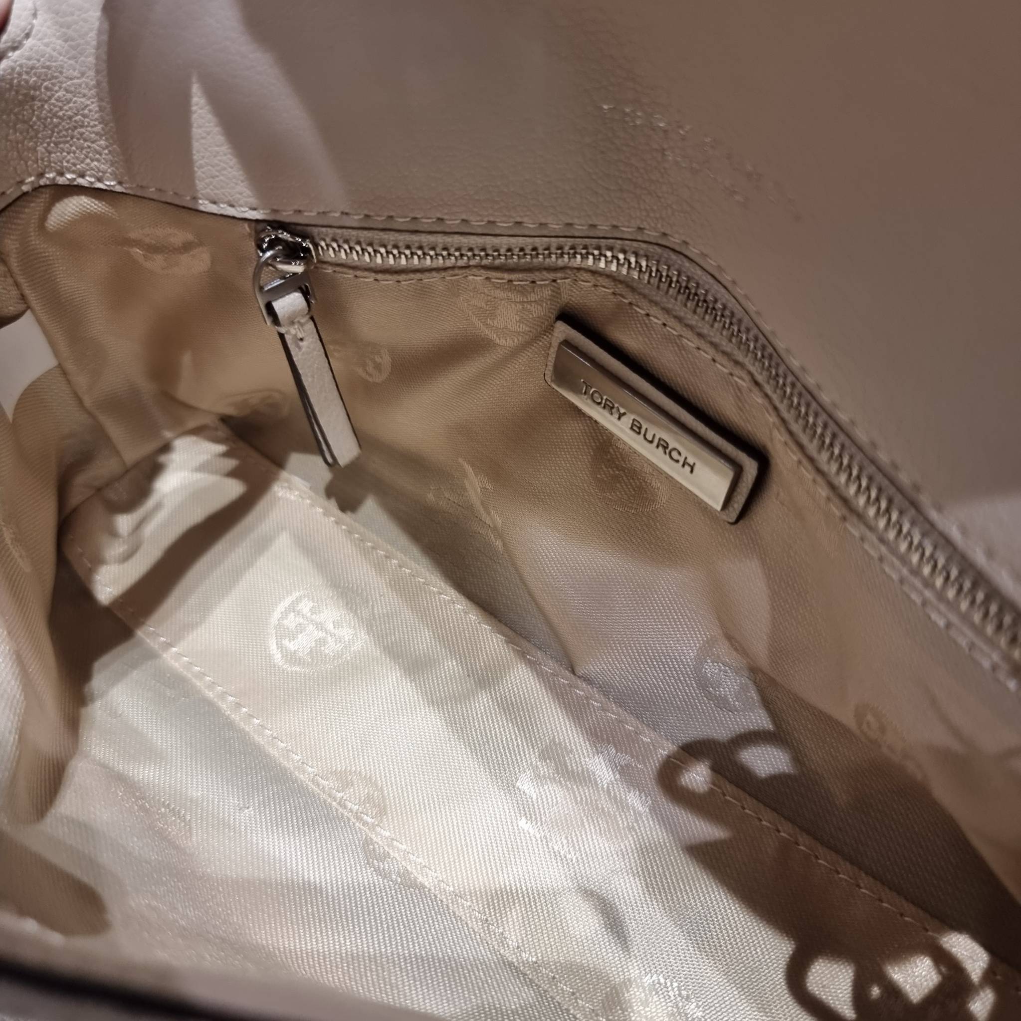 TORY BURCH WILLA MINI SHOULDER BAG ใหม่ล่าสุด พร้อมเสิร์ฟไม่ต้องรอพรีฯ กระเป๋าสะพายดีไซน์เลิศ ทรงสวย กะทัดรัด สะพายคล่องตัว ดีไซน์บุนวม เส้นคมสวยหรู