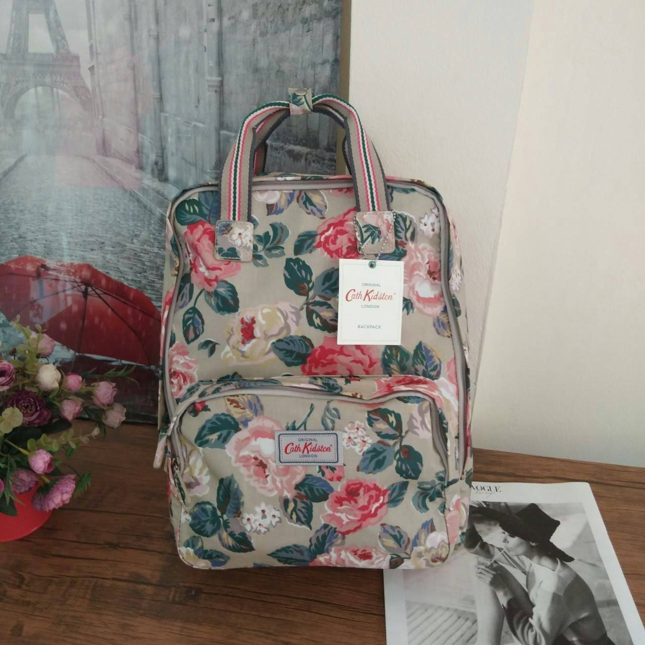 Cath Kidston Backpack Bag กระเป๋าเป้ สไตล์วินเทจ ด้านหน้ามี 1 ช่องซิป เปิดปิดด้วยซิป มีช่องหลักโล่งกว้าง และช่องเล็ก ใบนี้จุของได้เนอะ คุ้มค่าเกินราคาค่ะ