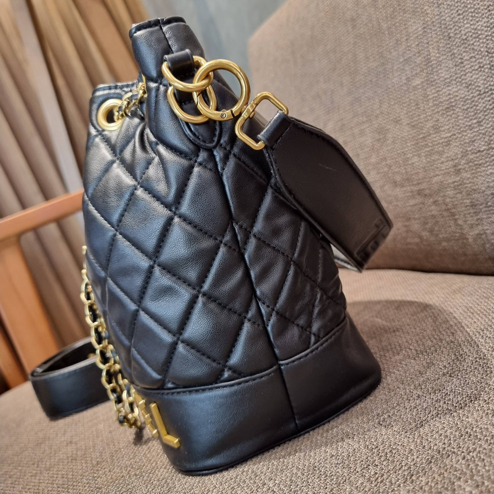 Chanel limited font leather bag / Chanel Bucket Bag กระเป๋าสะพายรุ่นลิมิเต็ด พรีเมี่ยมกิ๊ฟจากแบรนด์ รุ่นนี้การันตีหนังนิ่มมากกก!! โดดเด่นด้วย font โลโก้ และสายโซ่สลับหนังพร้อมตัวกดล็อคสีทองหรู สำหรับเปิด-ปิดปากกระเป๋า กดและปล่อยเพื่อล็อคได้ในตัว ภายในโล่ง
