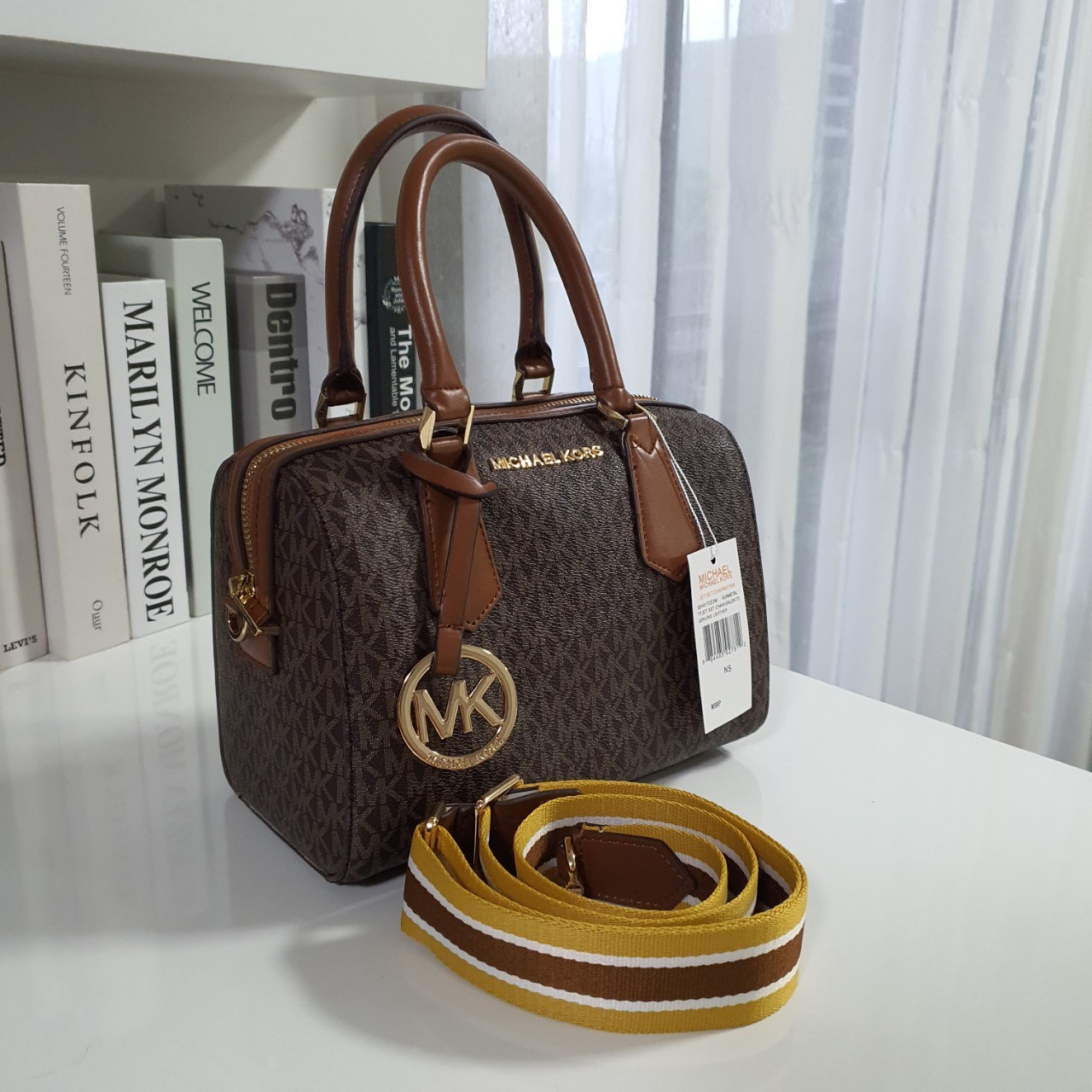 MICHEAL KORS HAYES DUFFLE BAG กระเป๋าสะพายทรงหมอนยอดฮิต ขนาดกลาง วัสดุหนังสังเคราะห์ปั้มลาย MK ทั้งใบ สวยอยู่ทรง ประดับโลโก้แบรนด์ด้านหน้า ด้านในบุผ้าไนลอน มีช่องซิปอีกหนึ่งช่อง สามารถใส่กระเป๋าสตางค์ใบยาว มือถือ iphone เงิน ของจุกจิกได้ มาพร้อมแท็กห้อยสุ