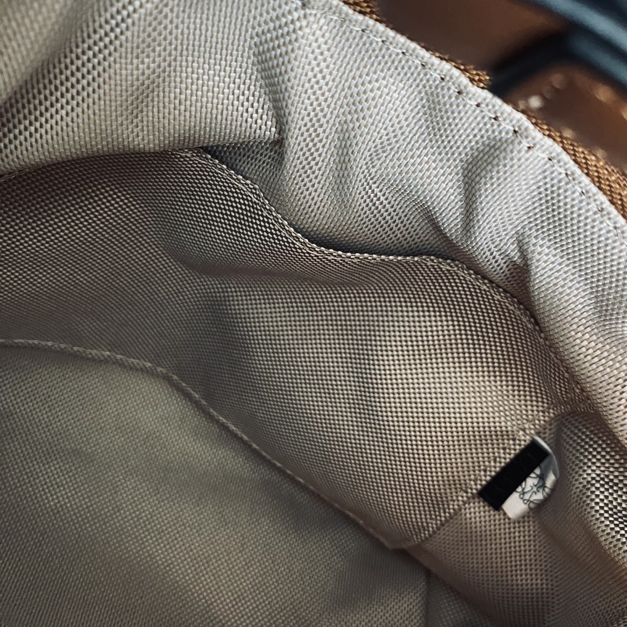 LOEWE Cubi Small Logo Canvas Top Handle Bag กระเป๋าทรงสวยดีไซน์ยอดฮิตประจำปีเลย! ปักโลโก้แบรนด์บนผ้าทั้งใบเป็นเอกลักษณ์ หูจับปรับได้ สวยหรูวินเทจ