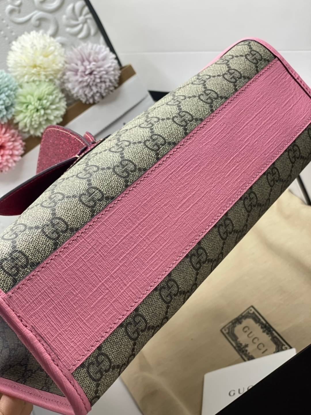 Ori GUCCI Children's tote bag GG kids ที่สุดของความน่ารัก ลิมิเต็ดแบบไม่มีเอาท์ สาวๆสายหวานไม่ควรพลาดด้วยประการทั้งปวงเลยค่าา หนังแท้เกรดดีที่สุด พิมพ์ลายแบรนด์รอบใบเทคเจอร์สวยอยู่ทรง ภายในมีโลโก้กว้างและจุสุดๆใส่สัมภาระได้เยอะ ภาพถ่ายจ