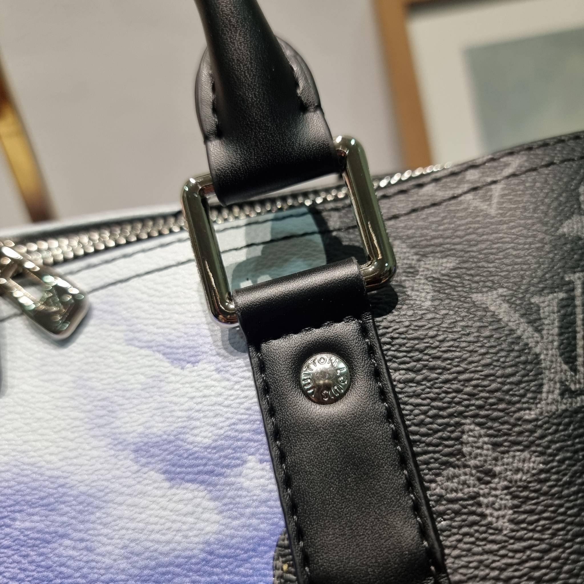 LV KEEPALL 45B BAG กระเป๋าเดินทางสุดคลาสสิค KEEPALL BANDOULIERE MONOGRAM ECLIPSE REVERSE MULTICOLOR สะท้อนแรงบันดาลใจจากคอลเล็คชั่น “Room with a View” สำหรับสิ้นปี 2022 ทึ่ใครๆก็เฝ้ารอ ไอเท็มที่จะทำให้การเดินทางไม่ธรรมดาอีกต่อไป ด้วยดีเทลความเป็นเอกลักษณ์