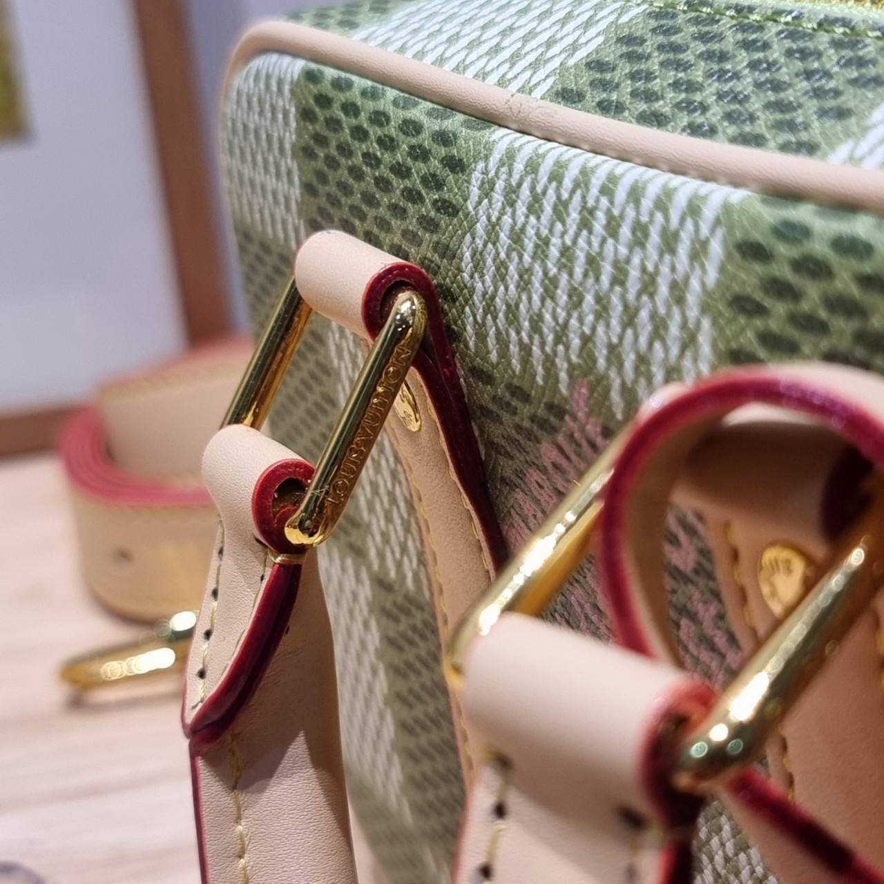 LV Nano Porte Documents Voyage สีเขียวเหนี่ยวทรัพย์ กระเป๋าสะพายทรงกระเป๋าเดินทางในขนาดมินิกะทัดรัด แถมฟรีพวงหนังห้อยสีชมพูโดดเด่น