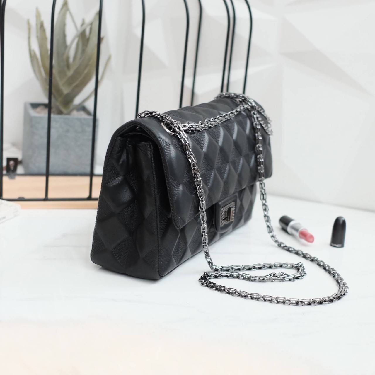 KEEP classic chain shoulder bag 👜 กระเป๋าทรงสวย คอลเลคชั่นใหม่ผลิตจากหนัง Microfiber สวย นิ่มมากๆ ทนทานกว่าเดิม !! ตัวกระเป๋าขนาดกำลังดี เย็บลายเเบบ Hand crafty สวย มีสไตล์สามารถใส่ กระเป๋าตังค์ยาว มือถือได้คะ สายโซ่อะไหล่ เทาดำ ดูคลาสสิคมาก ปรับไ