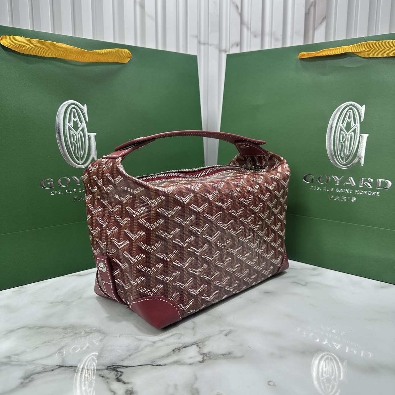 ORI หนังแท้ | Goyard Bowling 25 Toiletry Bag / Goyard Pouch กระเป๋าทรงพอช พร้อมสายถือจับถนัดมือใช้งานง่ายกะทัดรัด ตอบโจทย์ความเรียบง่ายแต่คลาสสิก ใช้ได้ทั้งชายหญิง หรูหรา ติดแกรมที่สุด เป็นรุ่นตามหา ที่ตอนนี้มีพร้อมส่งแล้วค่า