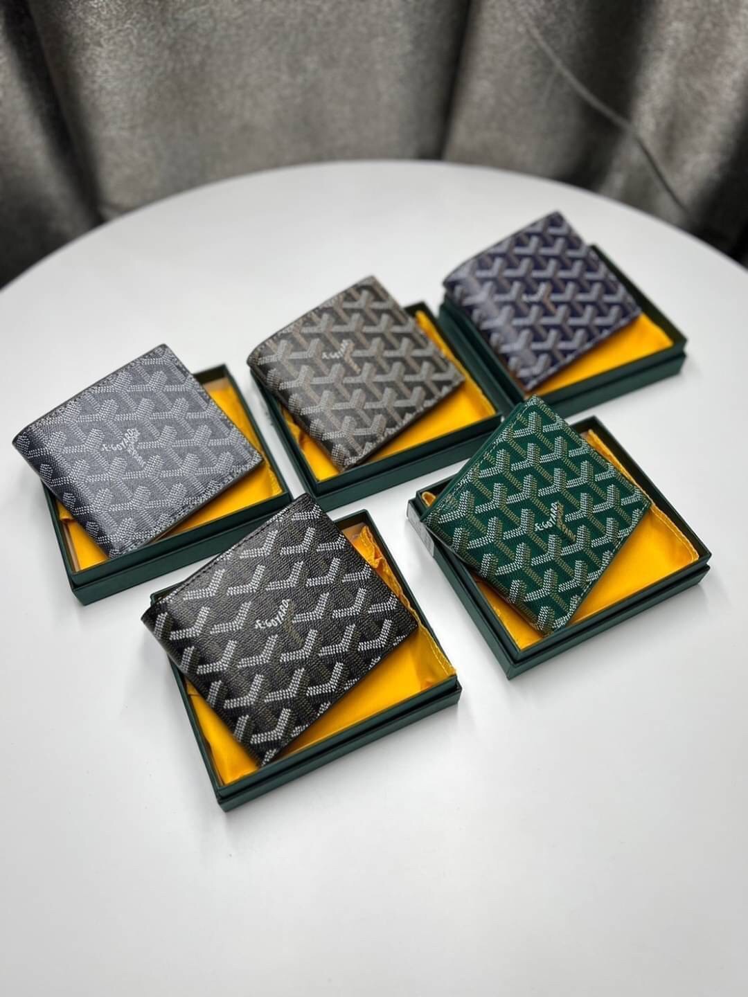 GOYARD WALLET / GOYARD Victoire Bifold Wallet พร้อมส่งที่ไทย เกรดเทพออริจินอล หนังเกรดดีสุด กระเป๋าสตางค์ผู้ชายใบสั้น พร้อมกล่องเขียวแบรนด์สวยหรู อีกรุ่นที่ยอดขายไม่เคยตก ภาพสินค้าถ่ายจากงานขายจริง ใช้งานต่างประเทศได้เลยค่ะ