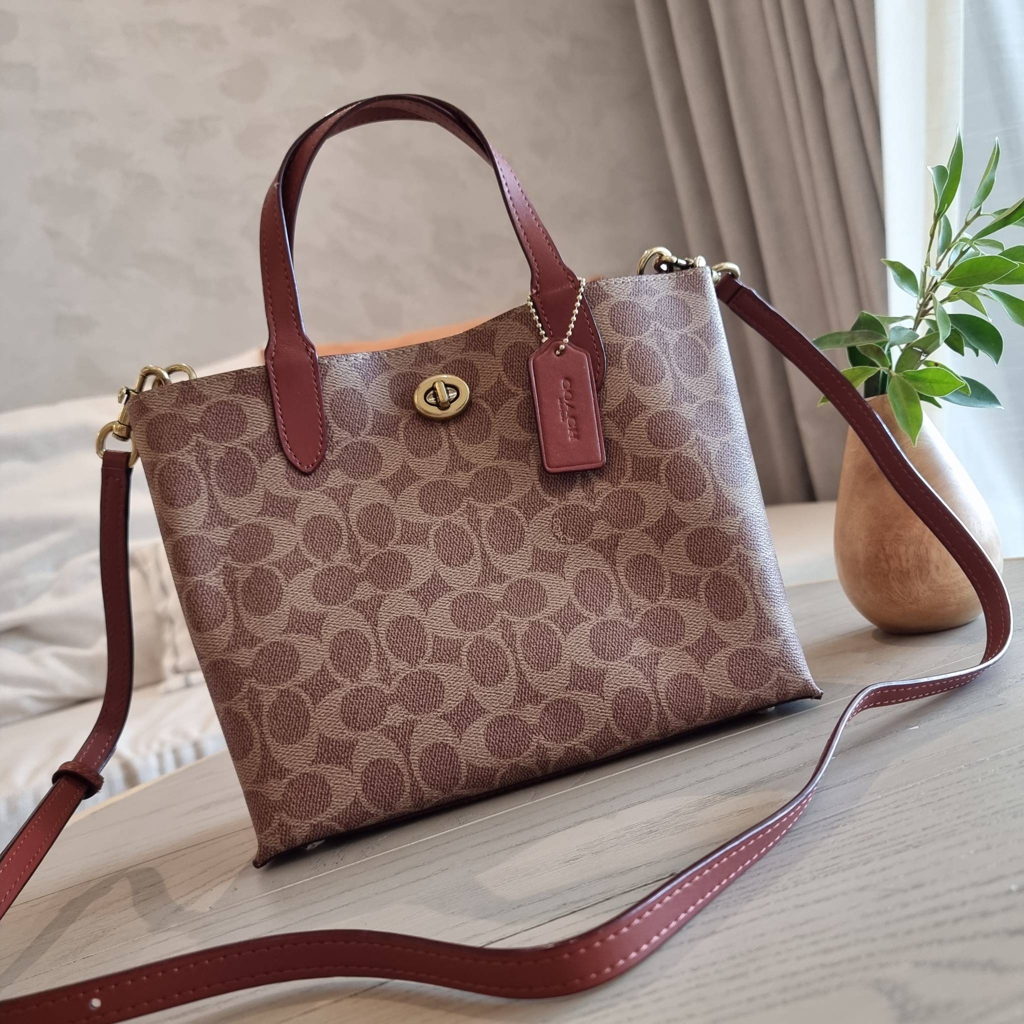 COACH C8562 WILLOW TOTE 24 IN SIGNATURE CANVAS น้องสาวลุคลูกคุณมาแล้วจ้า กระเป๋าถือ/สะพาย ดีไซน์สุดคลาสสิค ไอเท็มขายดีที่สุด ลงตัว เรียบหรู ใบจริงคือผู้ดี๊ผู้ดี ใช่ได้ทุกๆโอกาส วัสดุหนังแคนวาส ทนทาน เปิดปิดด้วยตัวบิดล็อค และอีกฝั่งเป็นกระดุมแม่เหล็ก ภายใน