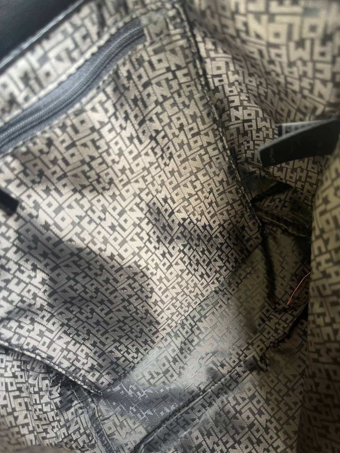 Longchamp Le Pliage Cuir Xs Leather Backpack แบรนด์ติดเทรนด์ตลอดไม่เคยเปลี่ยนกับ ทรง Le Pliage Cuir หนึ่งในตระกูลกระเป๋าสุดไอคอนิกจากแบรนด์ เมื่อรุ่น Le Pliage Cuir ในรูปแบบของหนังแกะ Metis ได้ถือกำเนิดขึ้นในปี 2012 เป้ที่มีการจัดการปรับดีไซน์ให้มีขนาดกำล