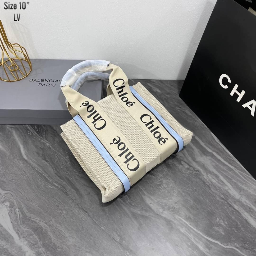 CHLOE Woody tote bag [mini size] 10" กระเป๋าทรงโท้ท จุของได้เยอะมาก แบรนด์ดังจากสัญชาติฝรั่งเศส เป็นที่ชื่นชอบของเซเลบริตี โคลเอ้รุ่นนี้เป็นสไตล์วินเทจ เรียบหรูและดูดี ออกแบบมาเพื่อการใช้งานที่ง่ายแสนง่าย