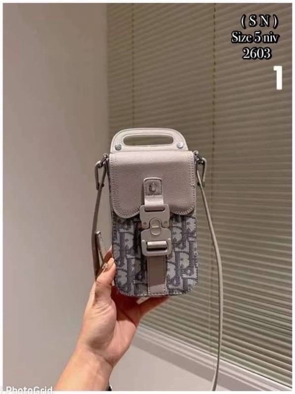 DIOR Phone Bag / DIOR Saddle Vertical Pouch With Strap Oblique Jacquard กระเป๋าสะพายใส่โทรศัพท์แฝงความหรูตามเอกลักษณ์แบรนด์ ได้ใจหนุ่มๆไปเลยใบนี้!! หลงรักตั้งแต่แรกเห็นมีอยู่จริง!! สะพายข้างคูลๆ พกพาไปไหนๆได้สะดวก คล่องตัวกว่าเดิม