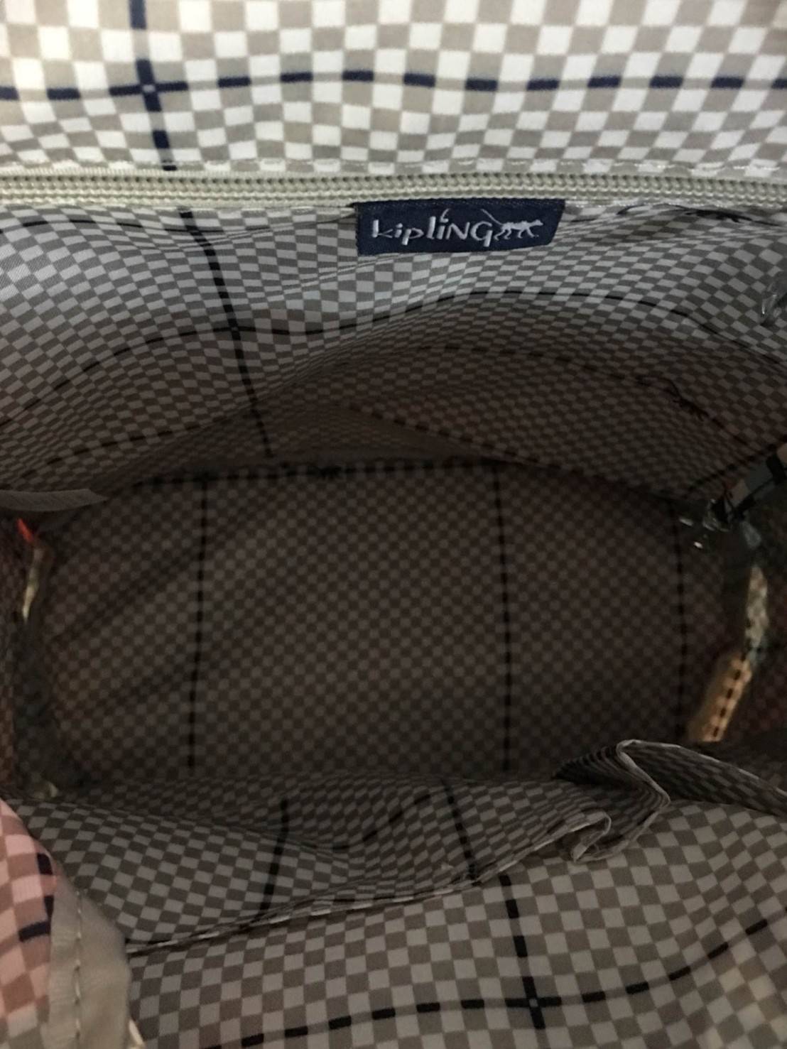 กระเป๋า Kipling รุ่น City Pack ไซส์ L ขนาดใหญ่พอเหมาะสำหรับการเดินทาง มาพร้อมช่องกว้างขวางจุสัมภาระของคุณได้อย่างจุใจ และช่องจัดเก็บอีกหลากหลายรูปแบบ ดีไซน์ลวดลายนำสมัย เติมแต่งสีสันและชีวิตชีวา นับเป็นอีกหนึ่งกระเป๋าเป้ที่พร้อมให้คุณได้สะพายออกไปข้างนอกไ