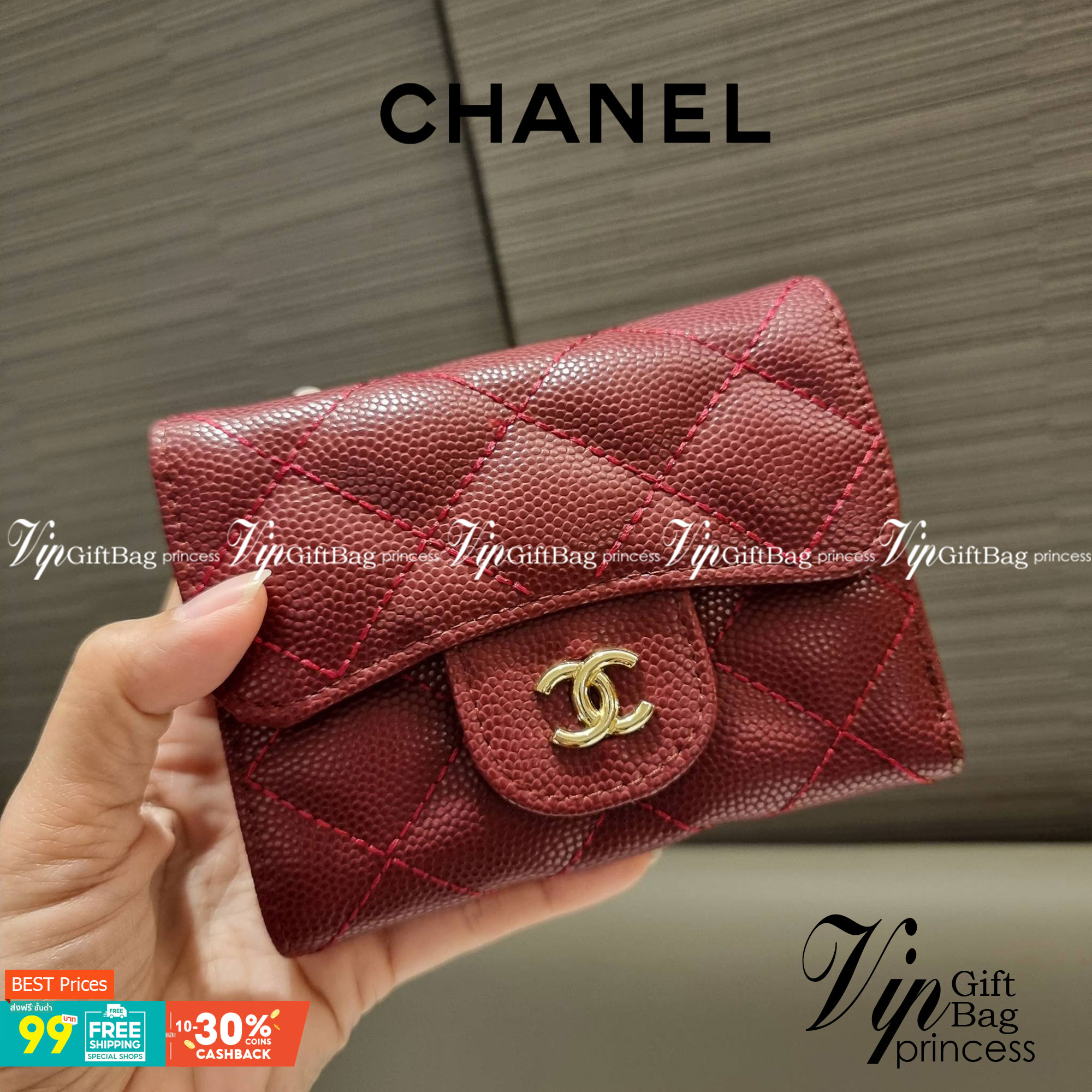 VIP 】มาแล้วจ้า!! รุ่นแนะนำ!! ฮิตติดใจสาวๆ!! กระเป๋าสตางค์ใบสั้นรุ่นฝาพับ จาก Chanel premium for gift เรียบหรู ดูไฮน์ วัสดุหนังสังเคราะห์ลายคาร์เวีย ด้านในเป็นหนังซาฟเฟียโน่ เปิด-ปิดด้วยกระดุมแม่เหล็ก ภายในกระเป๋ามีช่องใส่บัตร ใส่ธนบัตรได้ ดีไซน์เรียบหรูตา