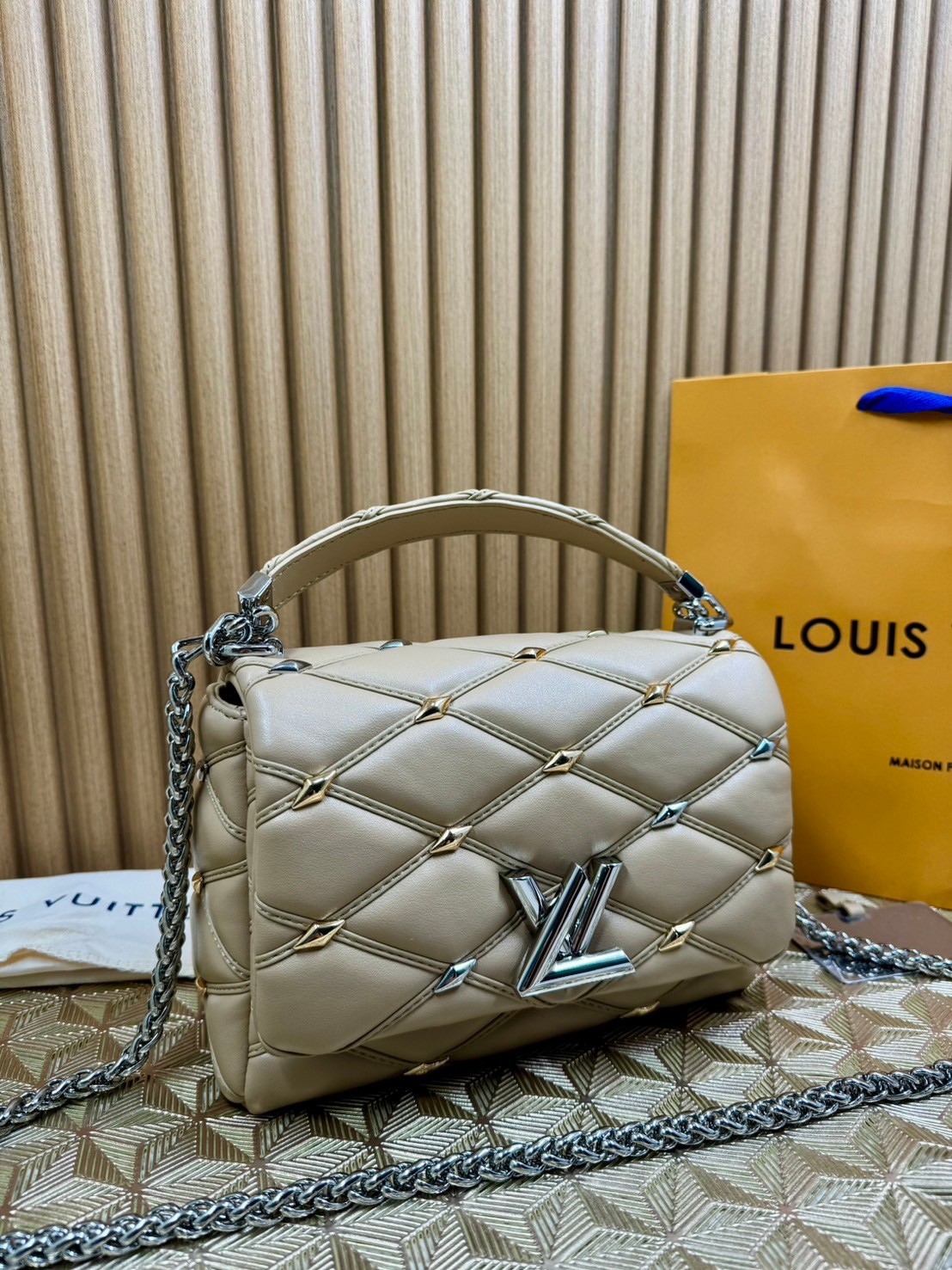 พร้อมส่ง 3 สี LV Twist Bag 24cm / LV GO-14 กระเป๋าหนังบุนวมอันเป็นเอกลักษณ์ของเมซง เกรดออริจินอล 1:1 สลับแท้ ภาพถ่ายจากงานขายจริง