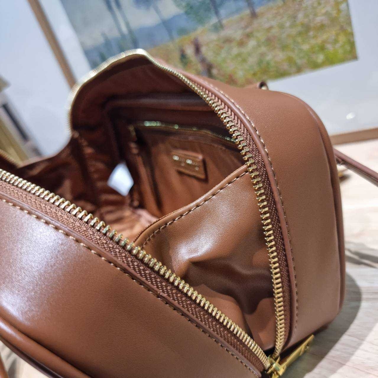 MIU MIU ARCADIE LEATHER BAG M, Geniş 27cm กระเป๋าถือ/สะพายสุดชิค น่ารักๆเก๋ๆ ดีไซน์เรียบแต่มากมีอยู่จริง สวยดูแพง