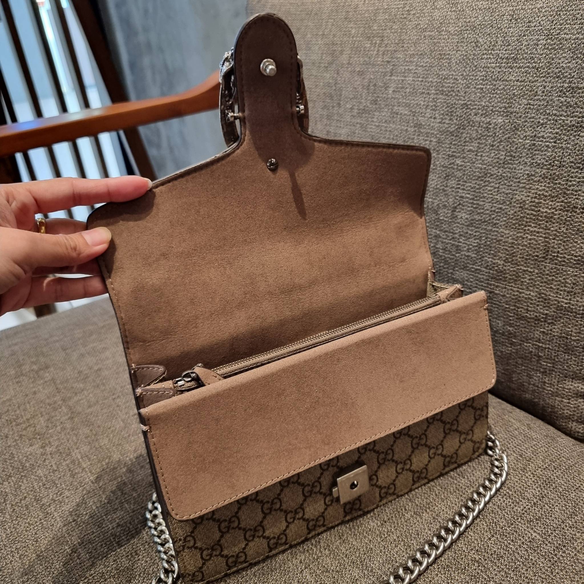 Gucci Small Dionysus GG Shoulder Bag ฮอตสุดไม่มีใครเกิน สวยจริงไม่ทิพย์!! GC CROSSBODY BAG WITH GWP สุดคุ้มจาก duty free กับกระเป๋าสะพายรุ่นที่สาวๆต้องไม่พลาด!! ดึงดูดและสะกดสายตาด้วยอะไหล่ดีเทลหรูรูปหัวสิงโต วัสดุหนังแคนวาส ทนทาน ดูแลรักษาง่าย เปิด-ปิดด้