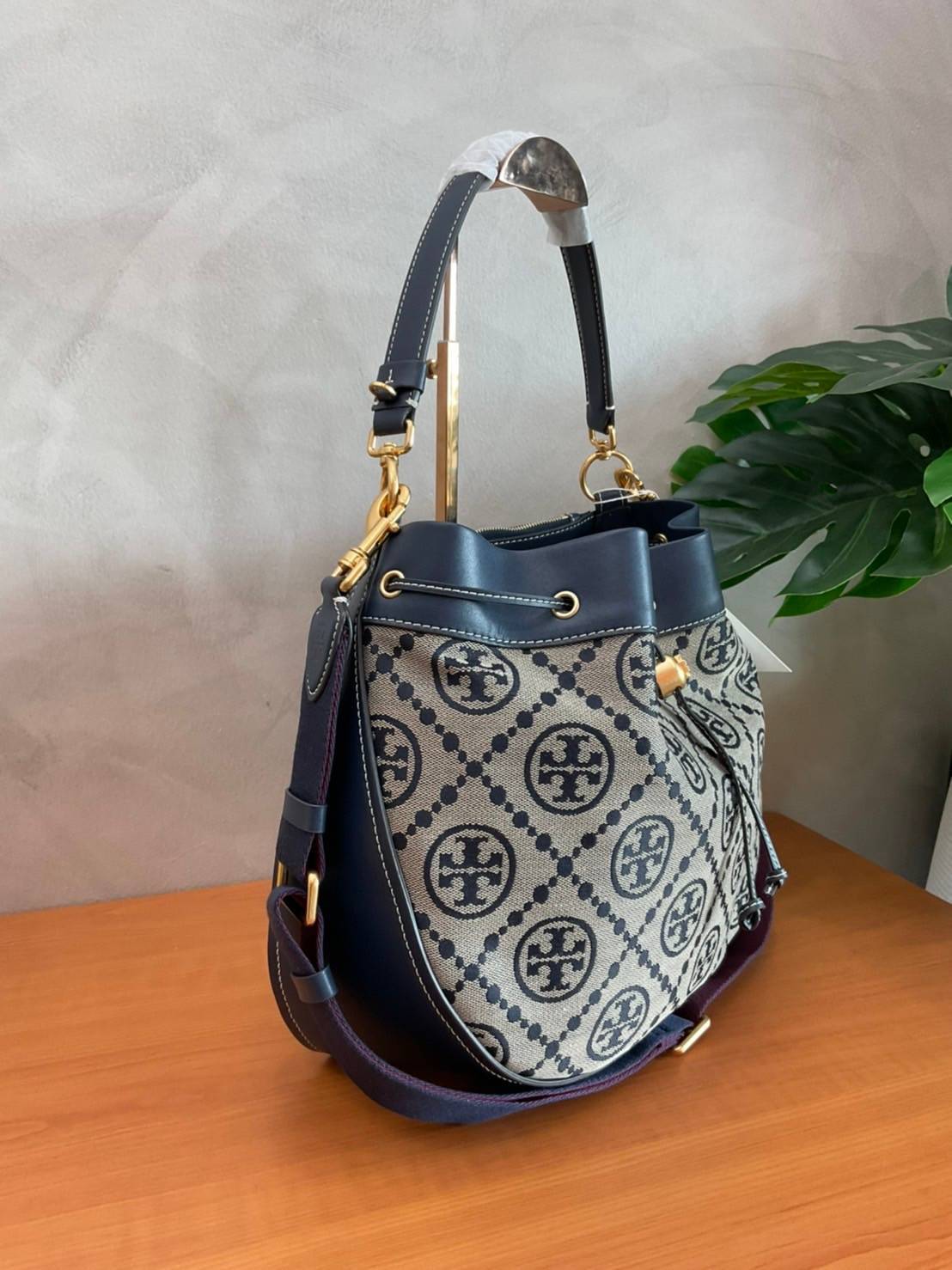 Tory burch t monogram jacquard drawstring hobo New Collection 2021 กระเป๋าถือและสะพายข้าง Monogram จาก tory burch ทำจากผ้าใบ jacquard ตัดด้วยหนังวัวแท้
