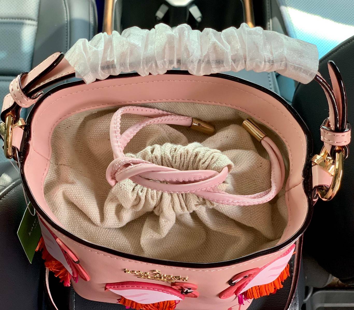 Kate spade new york Flamingo Pippa Bucket Bag 🍭รุ่นแนะนำ ราคานี้หายากแล้วจร้าา กระเป๋าหิ้วหรือสะพายข้างได้ ทรงถัง วัสดุหนังแกะแท้ สัมผัสหนังนิ่มมือดีมากๆค่ะ ด้านหน้าแต่งรูป Flamingo ดูเก๋มากๆค่ะ มีอะไหล่แบรนด์ ปากกระเป๋าแบบหูรูด ภายในกระเป๋าโล่ง ใ