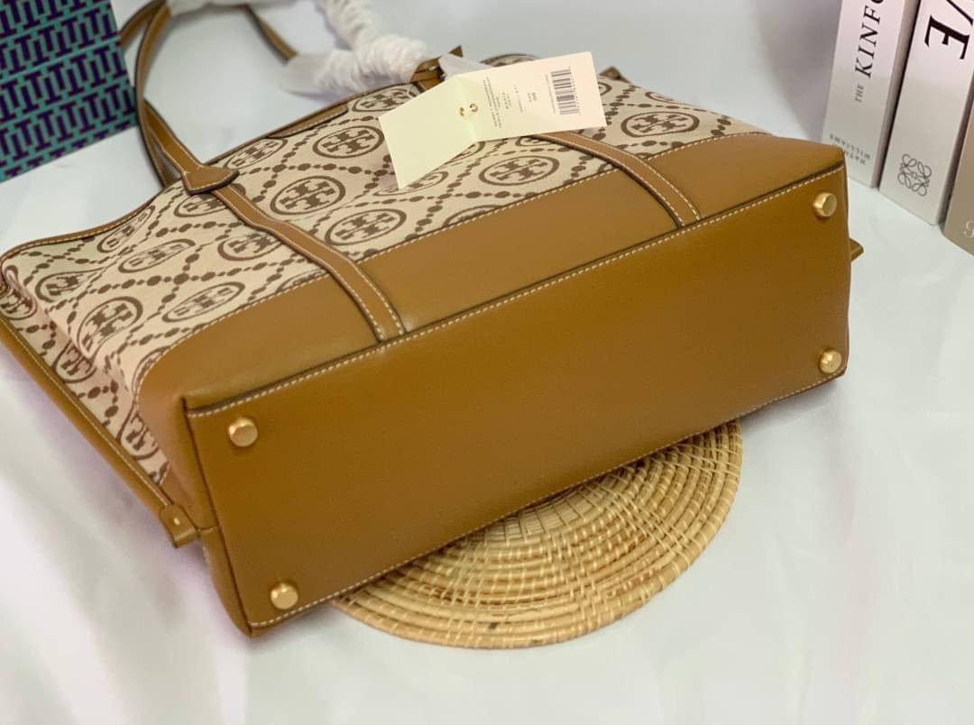 OUTLET 】หลงรักใบใหญ่ ได้ไปไม่ผิดหวังแน่นอนจร้าา😘 TORY BURCH T MONOGRAM JACQUARD TOTE BAG กลับมาอีกครั้ง พร้อมสีออกใหม่! พร้อมส่งค่ะ! กระเป๋าหิ้ว//สะพายไหล่ ใบใหญ่ แต่น้ำหนักเบา วัสดุJacquardทอลายแบรนด์+หนังแท้ ได้ลงตัวและร่วมสมัยมากๆค่ะ มีป้ายอะไห