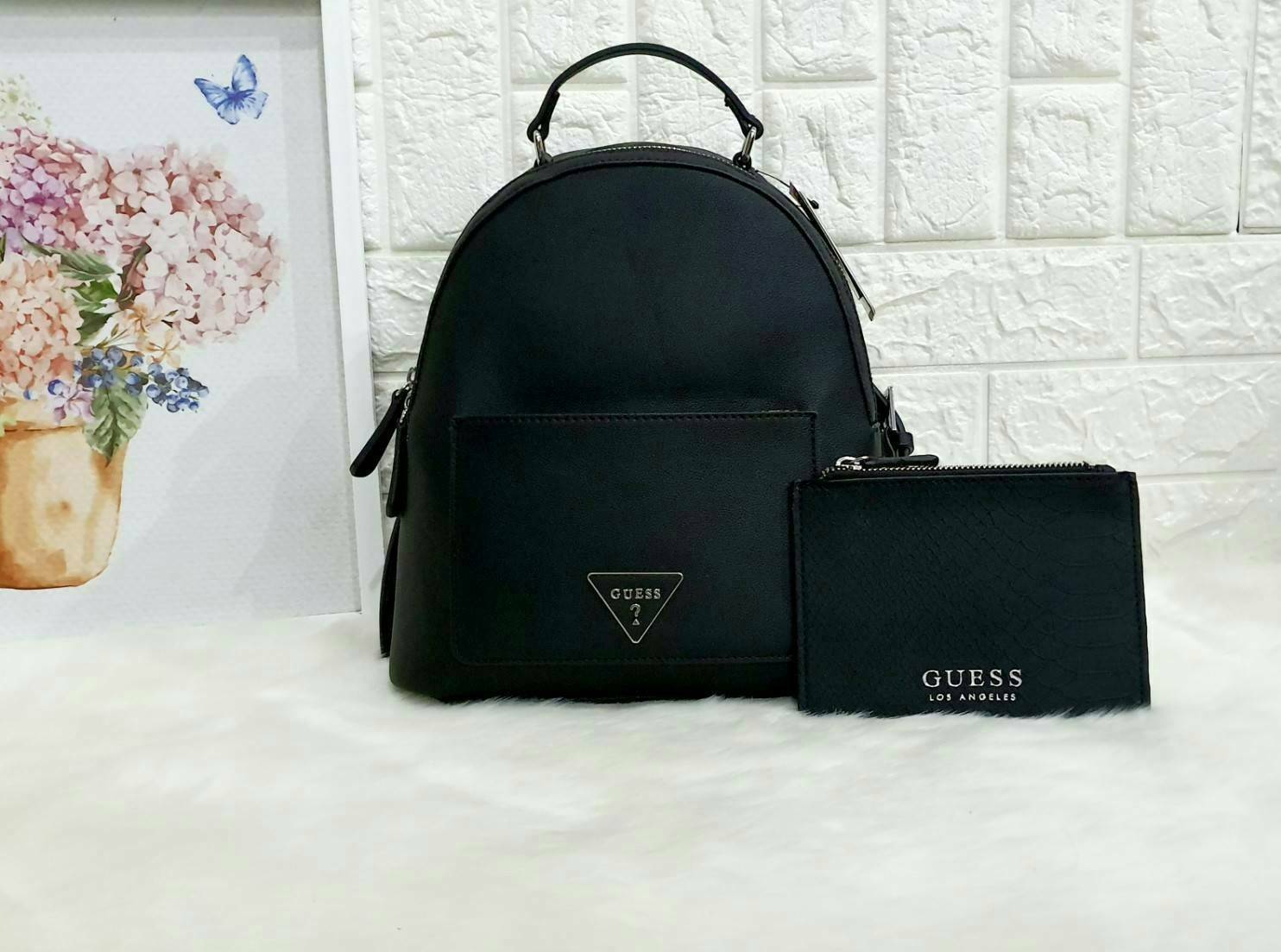 GUESS WOMAN'S BACKPACK กระเป๋าสะพายเป้หนังสวยขนาดกำลังดี สกีนโลโก้รอบใบ น้ำหนักเบา ด้านหน้าประดับโลโก้แบรนด์สามเหลี่ยมโดดเด่น มีลูกเล่นที่ช่องด้านหน้าสามารถถอดออกถือเป็นครัชได้นะคะ ตัวกระเป๋าเปิดปิดด้วยซิปเป็นหลัก ภายในกว้าง บุด้วยผ้าสกีนลายโลโก้แบรน