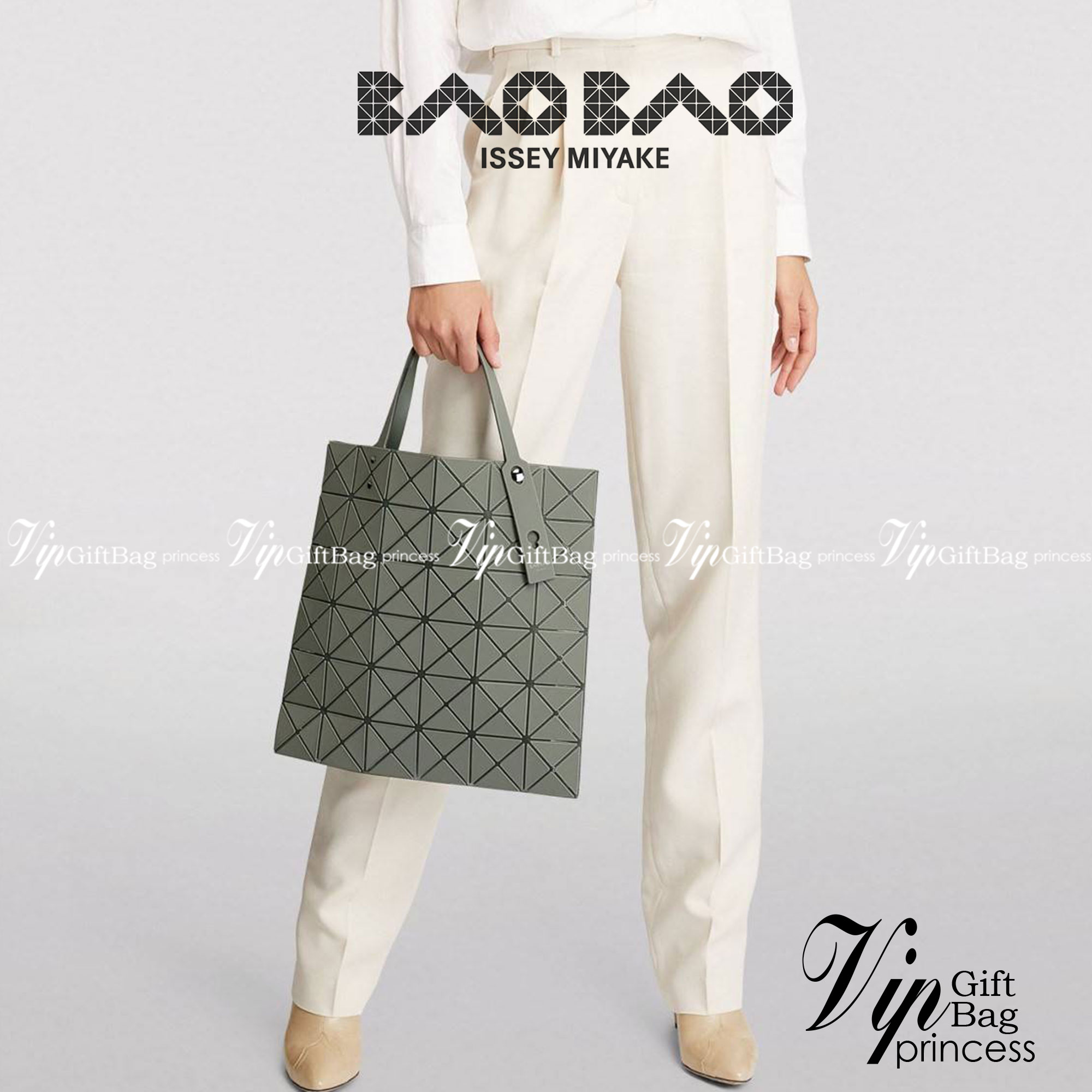 BAO BAO ISSEY MIYAKE LUCENT ONE-TONE กระเป๋าสะพายไหล่ ทรงโท้ท ใบใหญ่สวยมาก ปรับได้หลายทรงตามเอกลักษณ์เฉพาะของแบรนด์นี้ วัสดุ 100% POLYESTER PARTLY: SYMYHETIC LEATHER ด้านในใส่ของได้เยอะมาก ใส่ไอแพด สมุดโน้ตได้สบายเลย วัยทำงานหรือวัยนักศึกษา อย่างน้อยต้องม