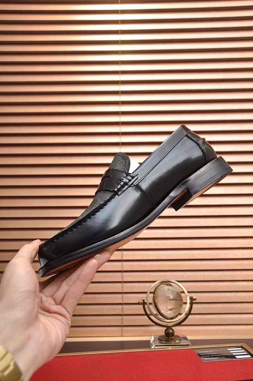 GUCCI Loafers for Men เกรดออริจินอล รองเท้าโลฟเฟอร์กุชชี่ ให้ลุคดูภูมิฐาน หรูหรา เข้ากับทุกชุด ทุกโอกาส วัสดุหนังแท้และแคนวาสอย่างดี ใส่สบาย ไม่กัดเท้า บล็อคมาตรฐาน 1:1 เป็นรองเท้าที่คุณผู้ชายควรมีติดตู้ภาพถ่ายจากงานขายจริง ใช้งานต่างประเทศได้