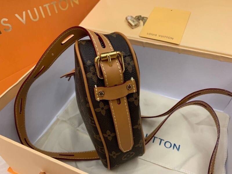 VIP GIFT 】หนังแท้ LOUIS VUITTON Monogram Game On Coeur "HEART" กระเป๋าสะพายรูปทรงหัวใจดีไซน์เผ็ดมากกก!! ภายในเป็นช่องโล่ง สายสะพายปรับใช้ได้ตามสะดวก ใบจริงสวยงามเบอร์ล้าน สาวๆ ต้องหลงรักแน่นอนเลยค่ะ